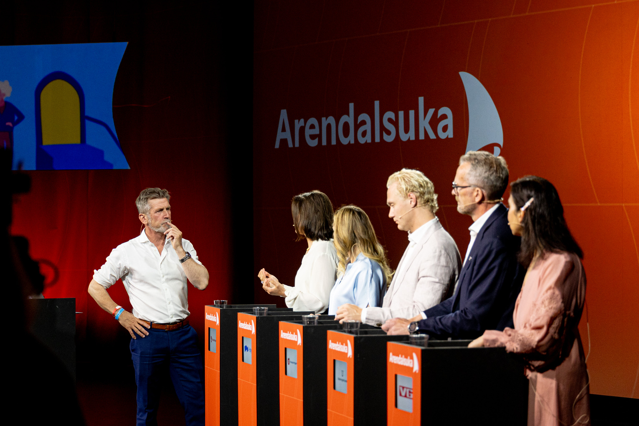 Ordstyrer og fem paneldeltakere på scenen i Arendal kulturhus.