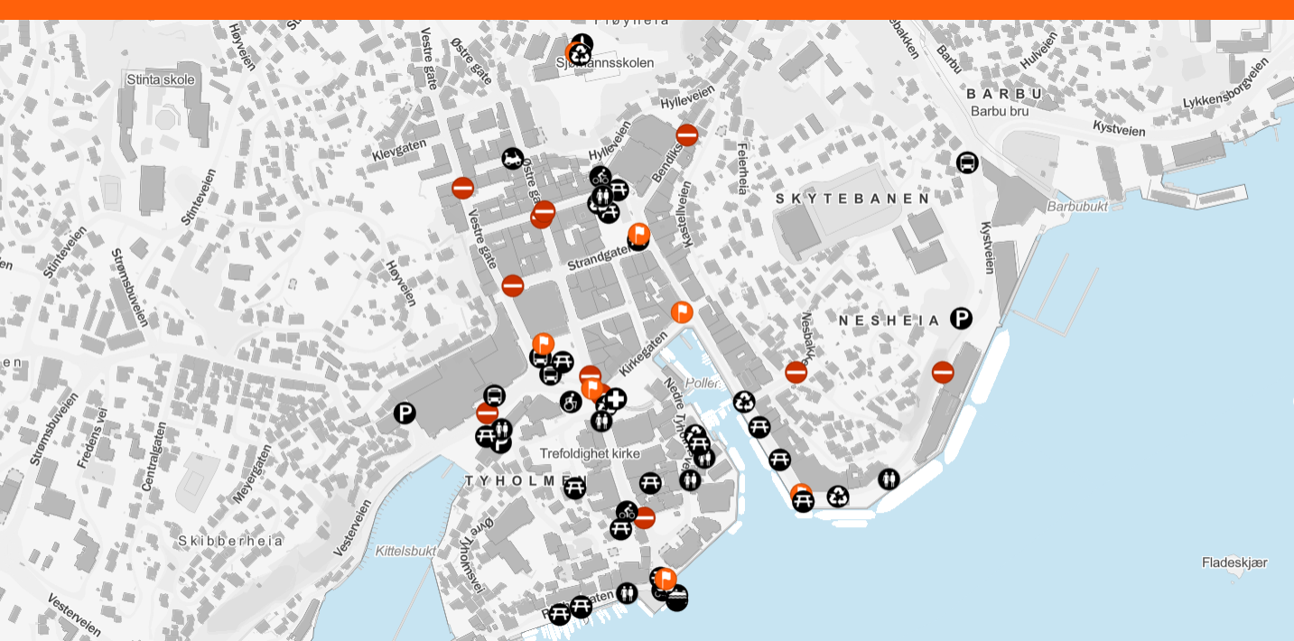 Et oversiktskart over Arendal sentrum med en oransje linje øverst. Kartet viser gatestruktur og bebyggelse i gråtoner, med vannet i lyseblått. Ulike fasiliteter er markert med svarte og oransje ikoner. Markørene inkluderer symboler for toaletter, heiser, rasteplasser, bussholdeplasser, parkering, gjenvinningsstasjoner og informasjonsfarger. Det er også røde "innkjøring forbudt"-skilt som markerer sperrede gater i sentrumsområdet rundt Pollen og Tyholmen.