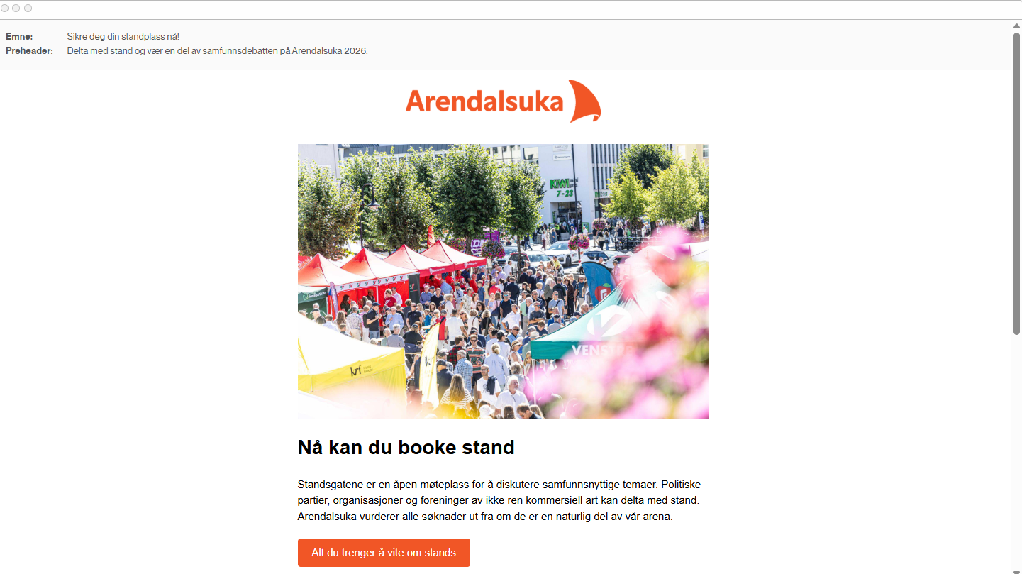 Skjermbilde av et digitalt nyhetsbrev fra Arendalsuka med emnefeltet «Sikre deg din standplass nå!». Øverst er Arendalsukas logo plassert over et fargerikt oversiktsbilde av en travel gate fylt med partitelt og mennesker. Under bildet står overskriften «Nå kan du booke stand» i fet skrift, etterfulgt av en tekst som forklarer at standsgatene er en åpen møteplass for politiske partier og organisasjoner. Nederst er det en oransje knapp med teksten «Alt du trenger å vite om stands».