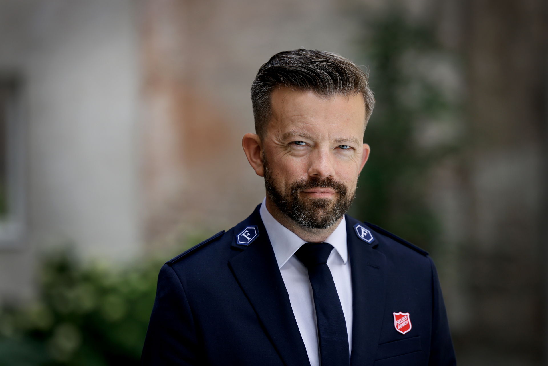 Foto: Mann med mørkt hår og skjegg har på seg blå uniform fra Frelsesarmeen.