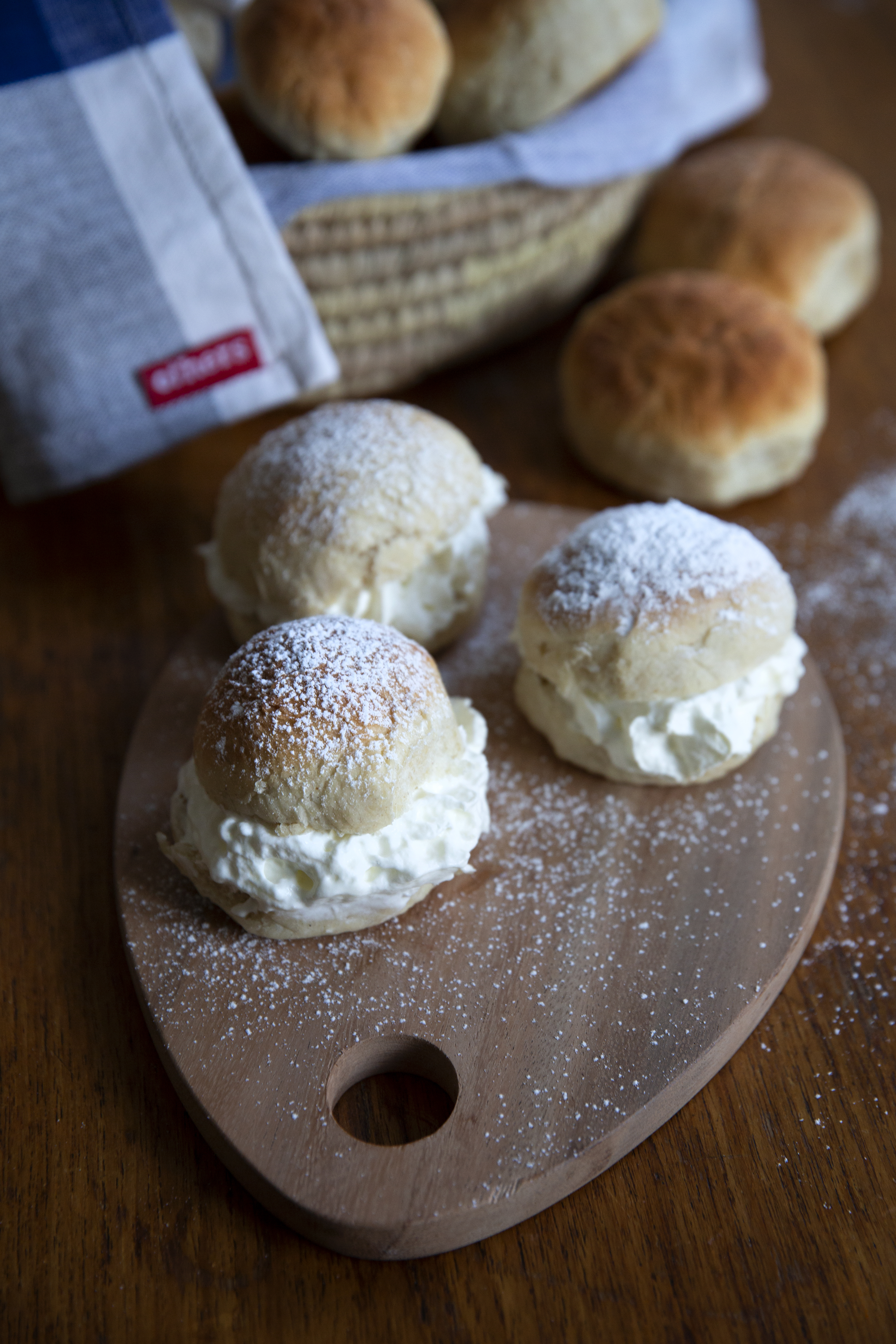 Bilde av fastelavnsboller på en fjøl