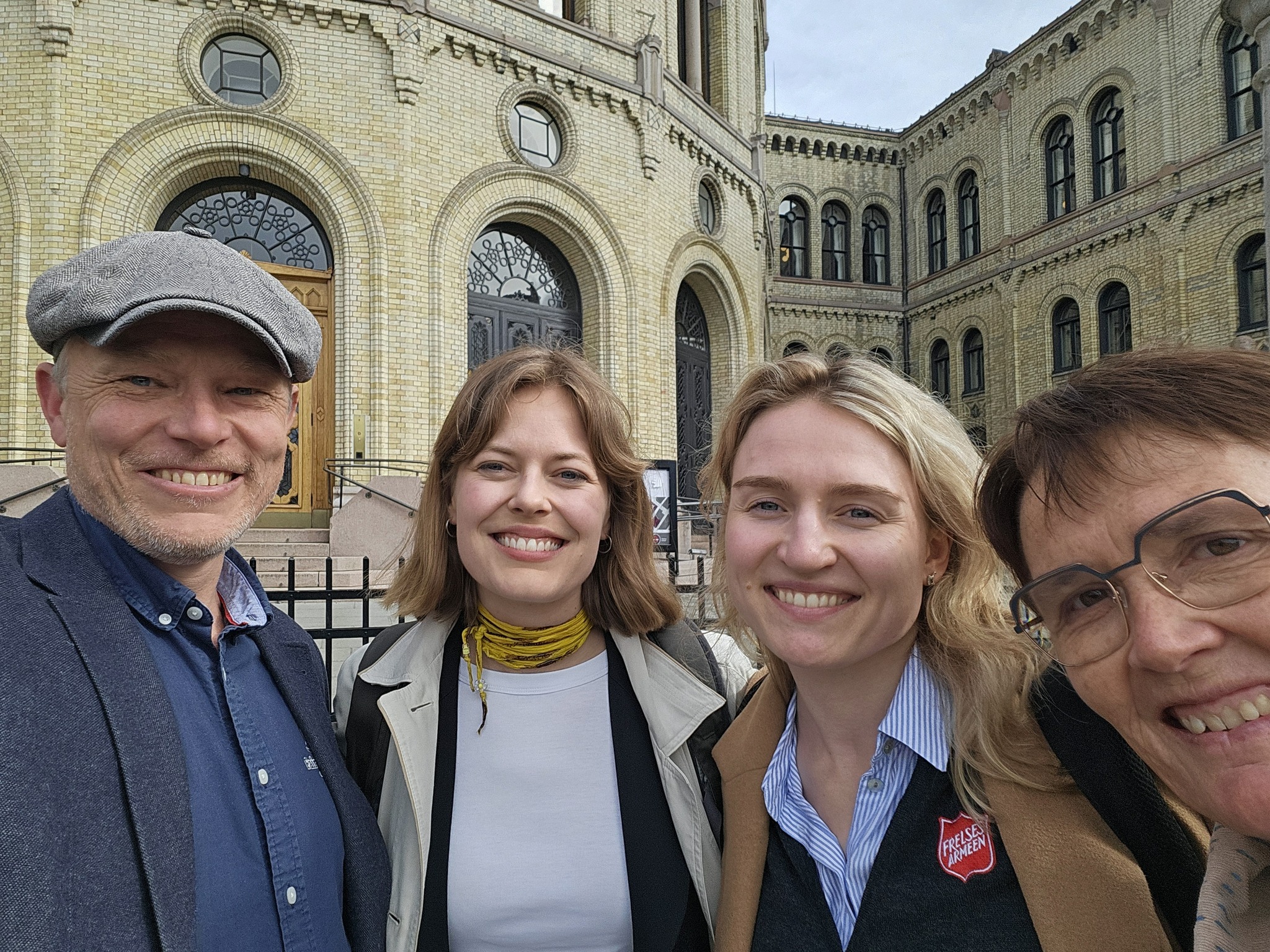 Foto: En mann og tre kvinner står foran Stortinget.