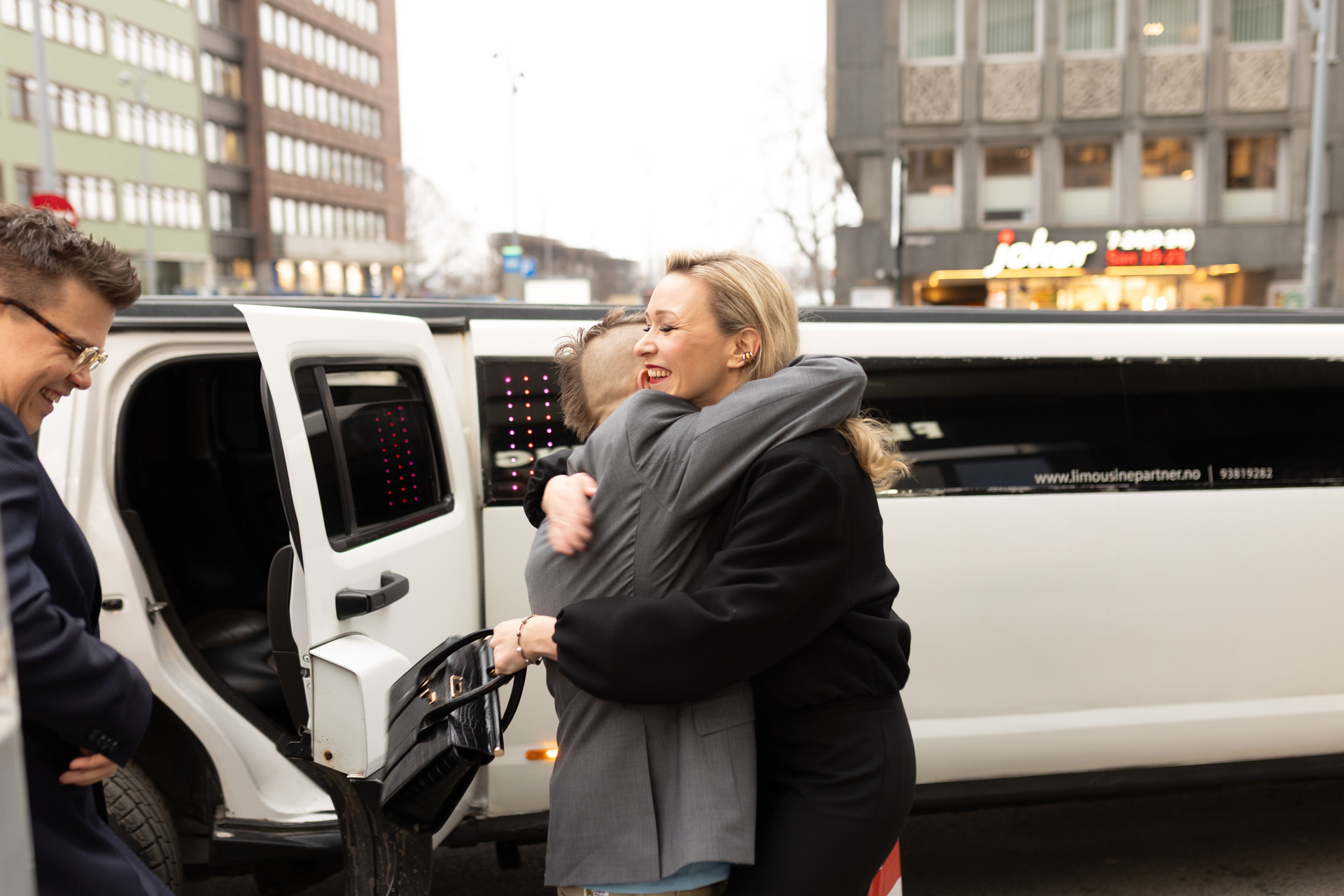 Vi ser en limo i bakgrunnen. Foran klemmer skuespiller Marie Blokhus en av statistene.