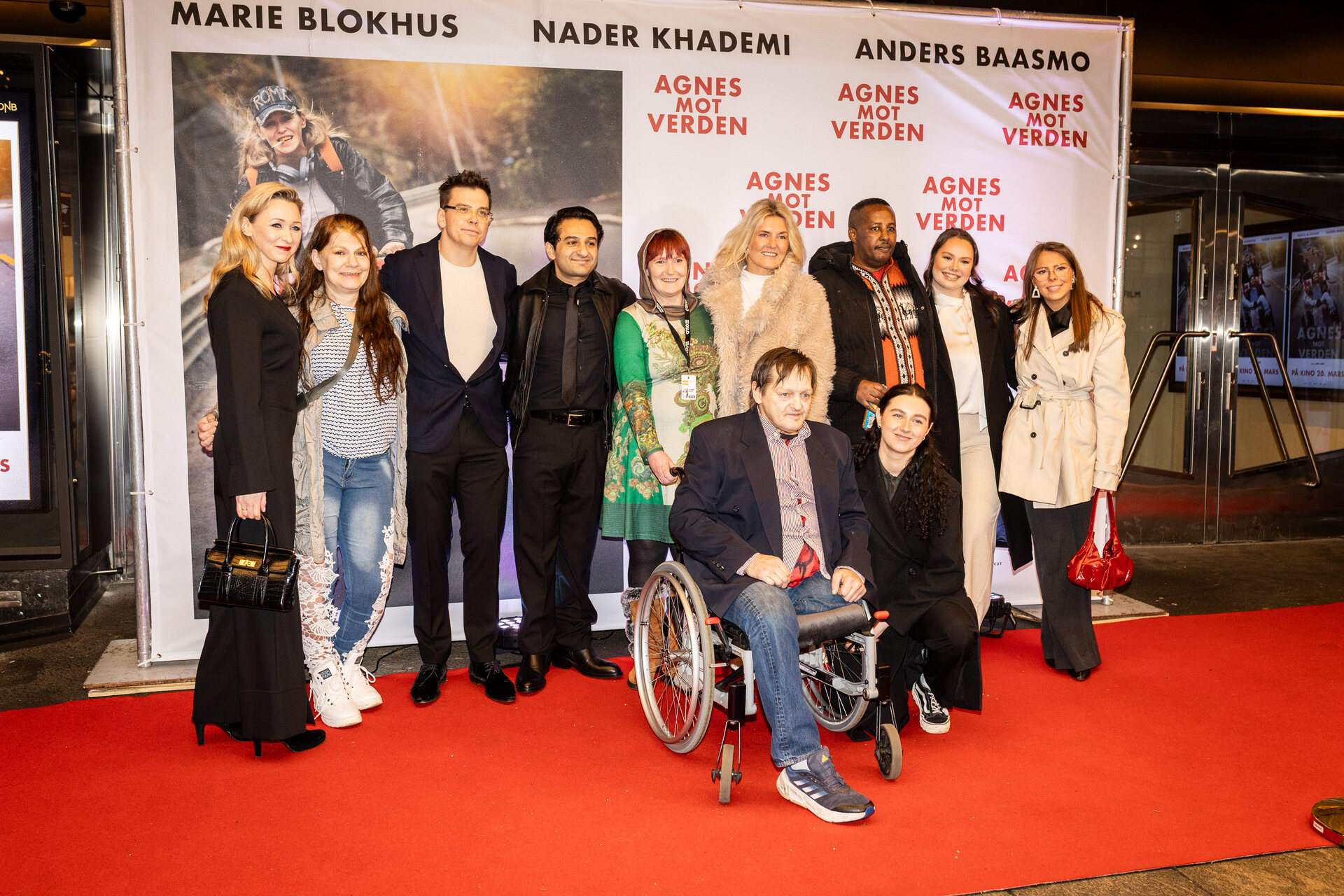 I forbindelse med at kinofilmen Agnes mot verden hadde førpremiere, ble 10 beboere og noen ansatte fra Frelsesarmeens rusomsorg invitert. Her står de på den røde løperen sammen med skuespillere og regissør.