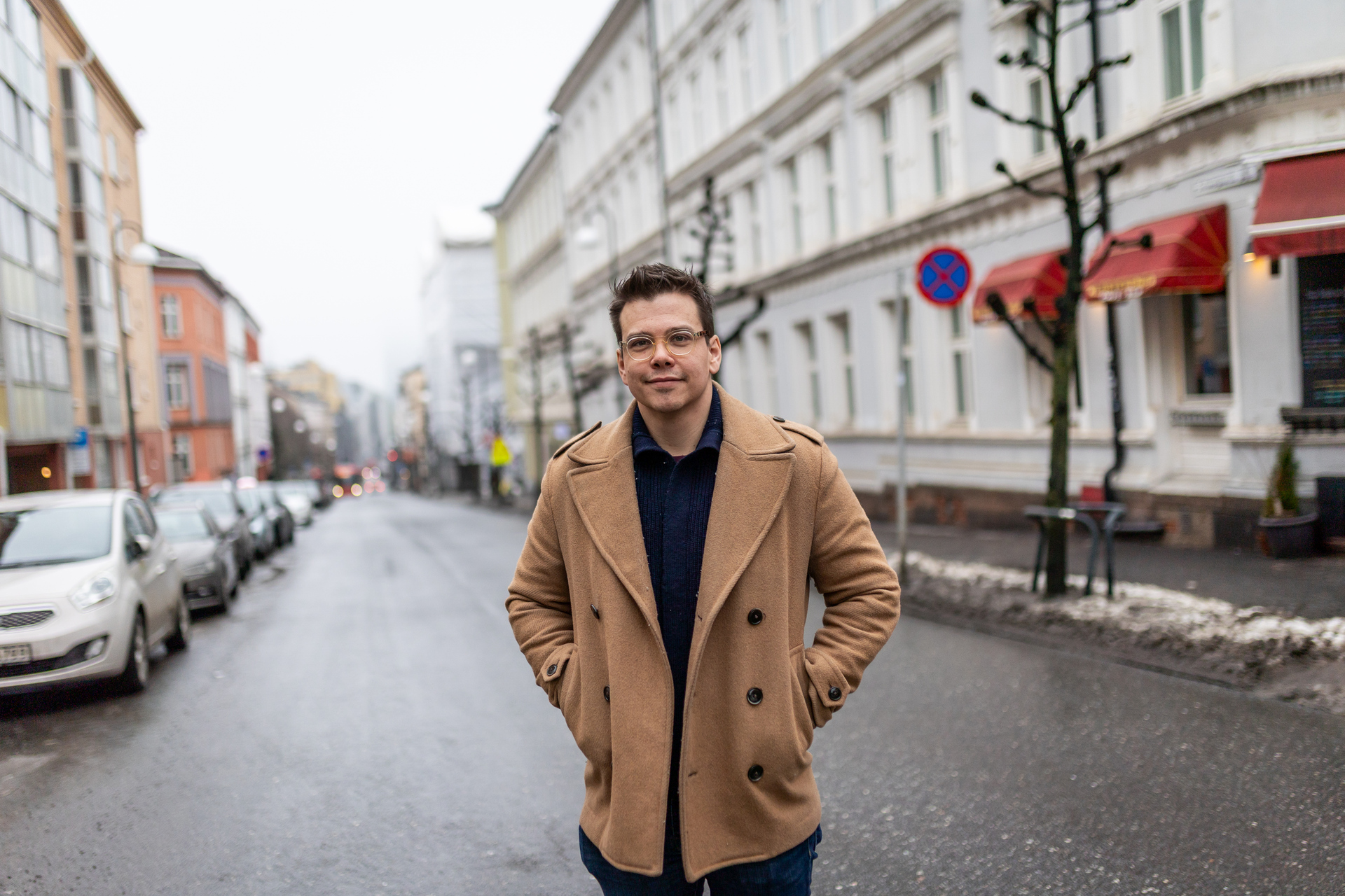 Regissør David B. Berget står ute i Schweiegaardsgate i Oslo