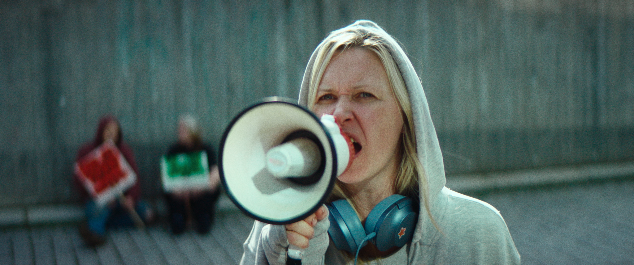 Karakteren Agnes står med en hvit ropert i en demonstrasjon mot Barnevernet.