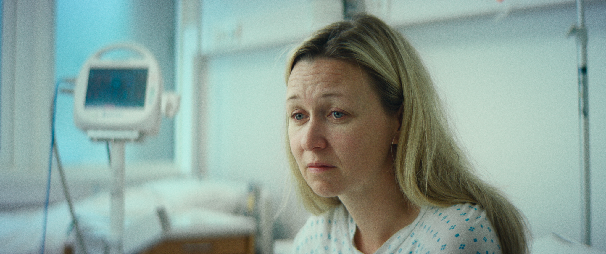 Vi ser karakteren Agnes på sykehuset.