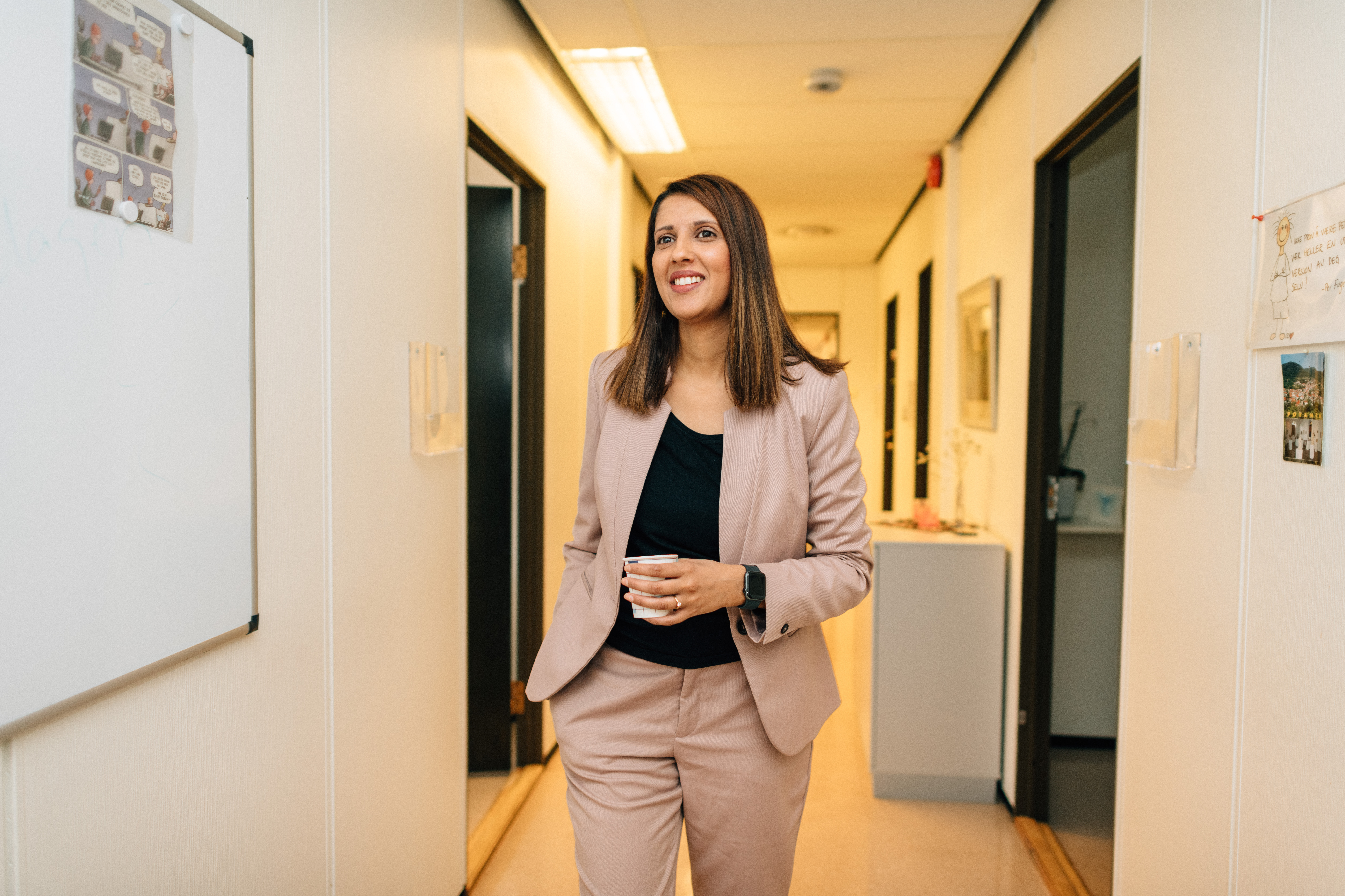 Bilde av advokat Aishah Ahmed i gangen utenfor kontoret sitt på Frelsesarmeens hovedkvarter i Oslo