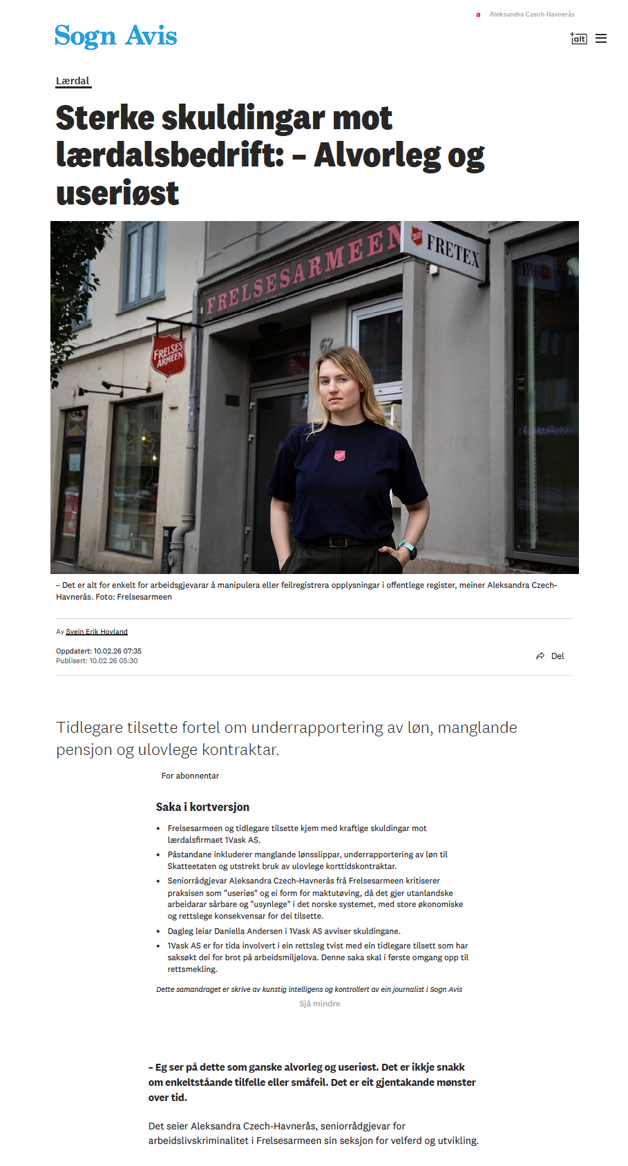 Faksimile: Fra nettavis der en kvinne står utenfor lokaler til Frelsesarmeen. Tittel er: "Sterke skuldingar mot lærdalsbedrift: Alvorleg og useriøst".