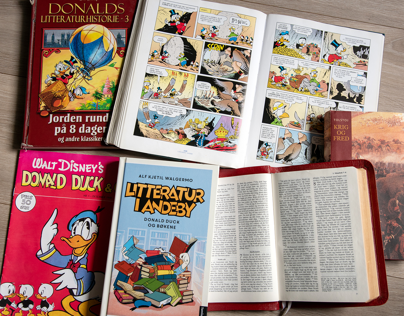 Foto: En rekke tegneserier fra Donald Duck & co. ligger oppslått på et gulv sammen med bibelen.