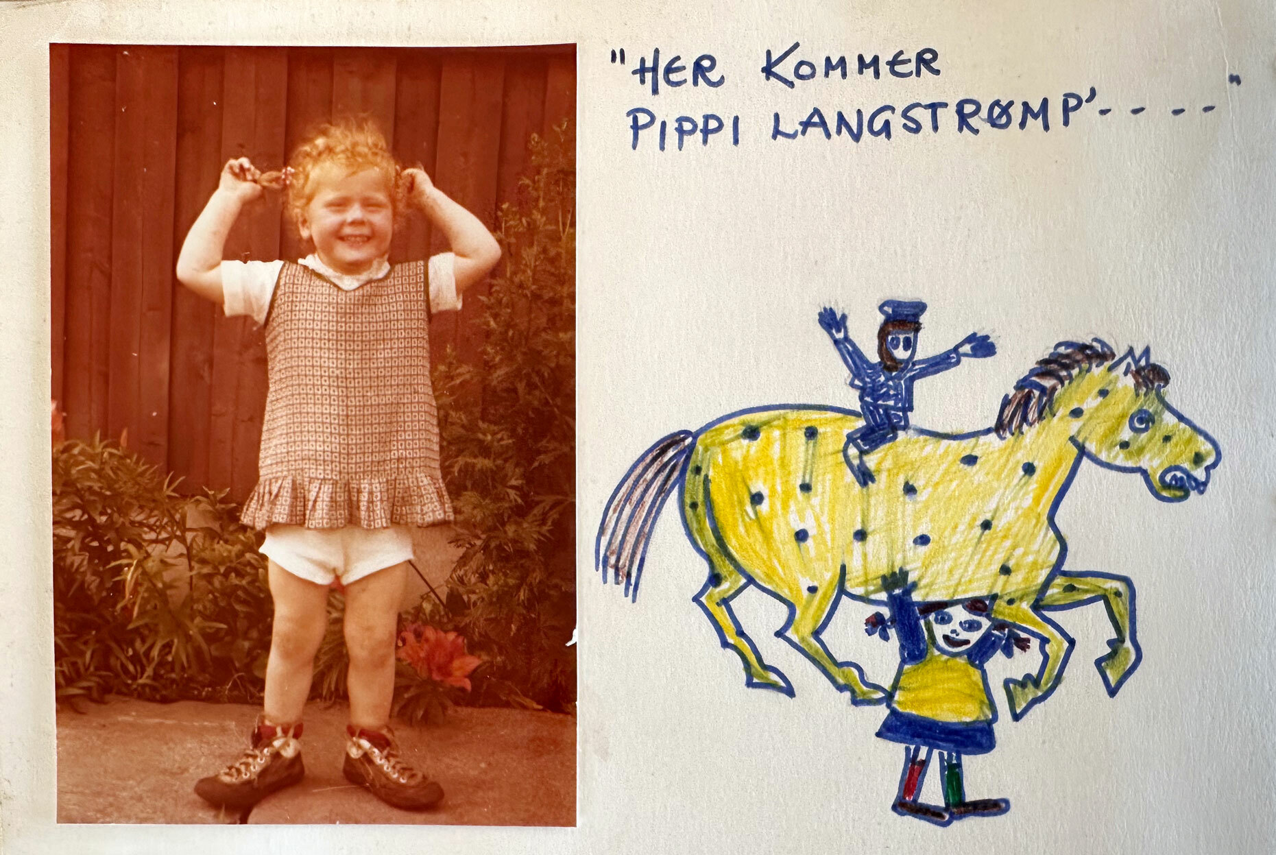 Foto: Gammel bilde med oransje fargetoner av ei lita jente som strekker armene opp for å dra i flettene sine. Hun har rødt, krøllete hår. Ved siden av i albumet er det tegnet inn Pippi som bærer hesten sin.