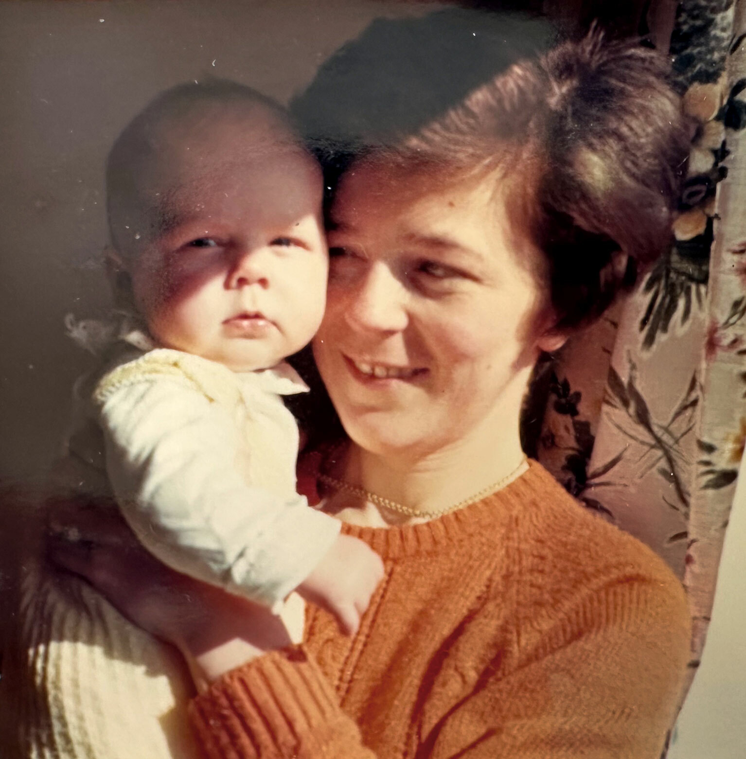 Foto: Gammelt bilde fra 60-tallet som viser en ung mor med mørkt hår som holder en baby.