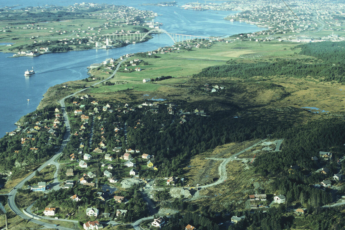 Foto: Gammelt flyfoto over Nordre del av Karmøy med Karmsund bru.