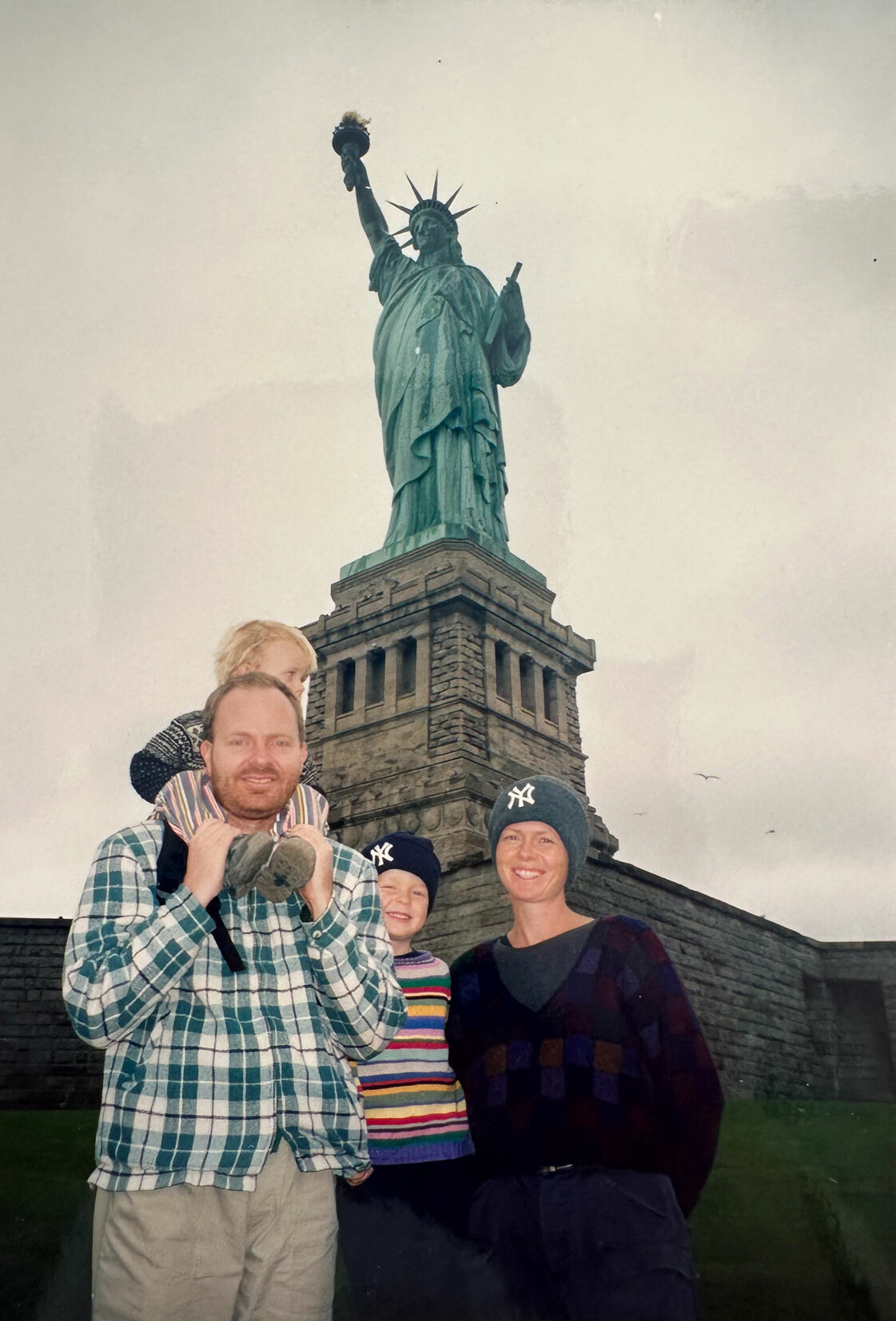 Foto: Norsk par med to små barn fotografert med Frihetsgudinnen i bakgrunnen.