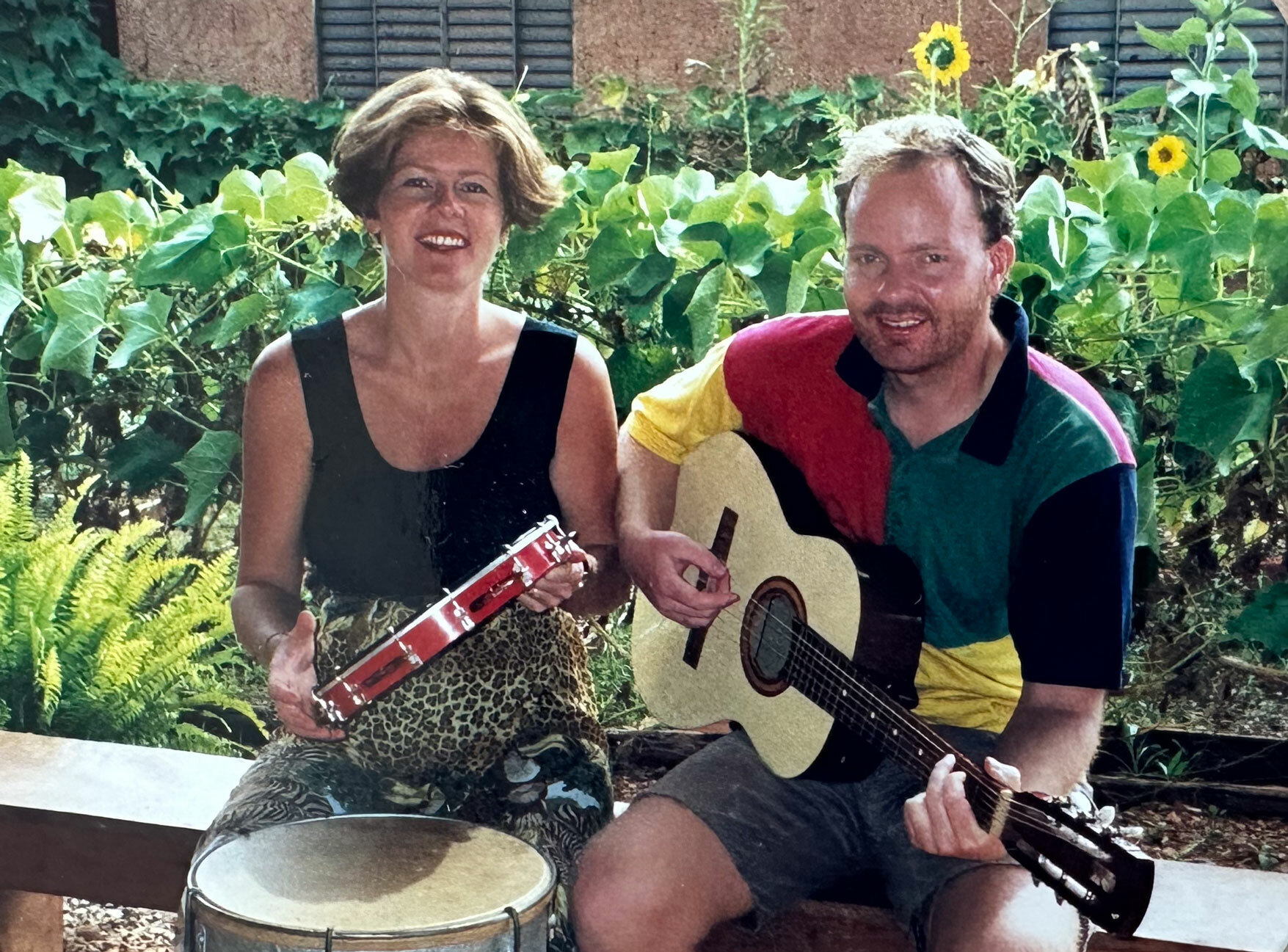 Foto: Ung kvinne med trommer og ung mann med gitar.