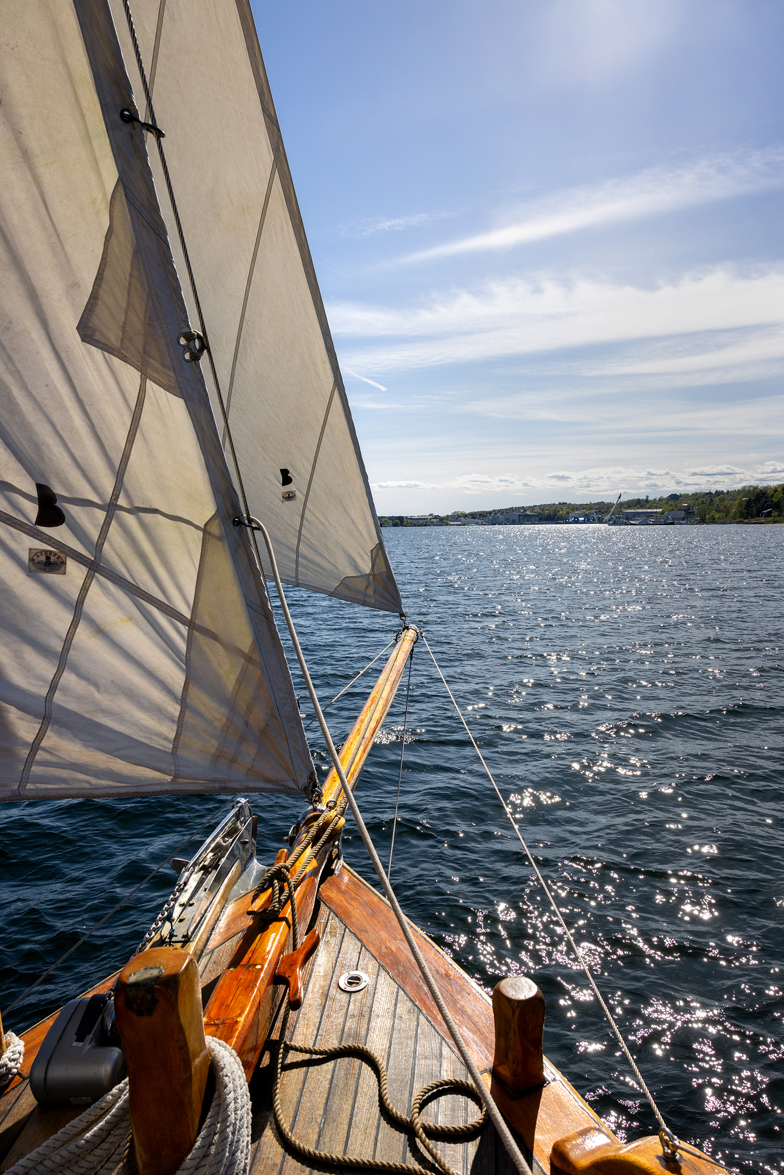 Foto: Fronten av seilbåten i bølgene.