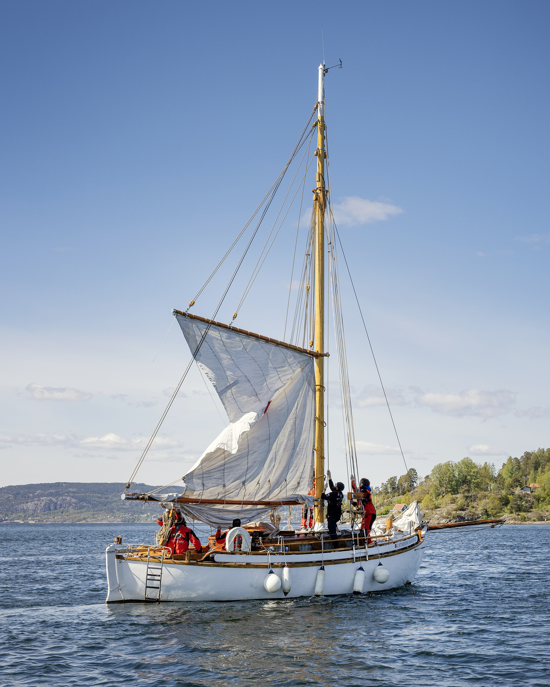 Foto: Seilskuta på sjøen der første seil heises.