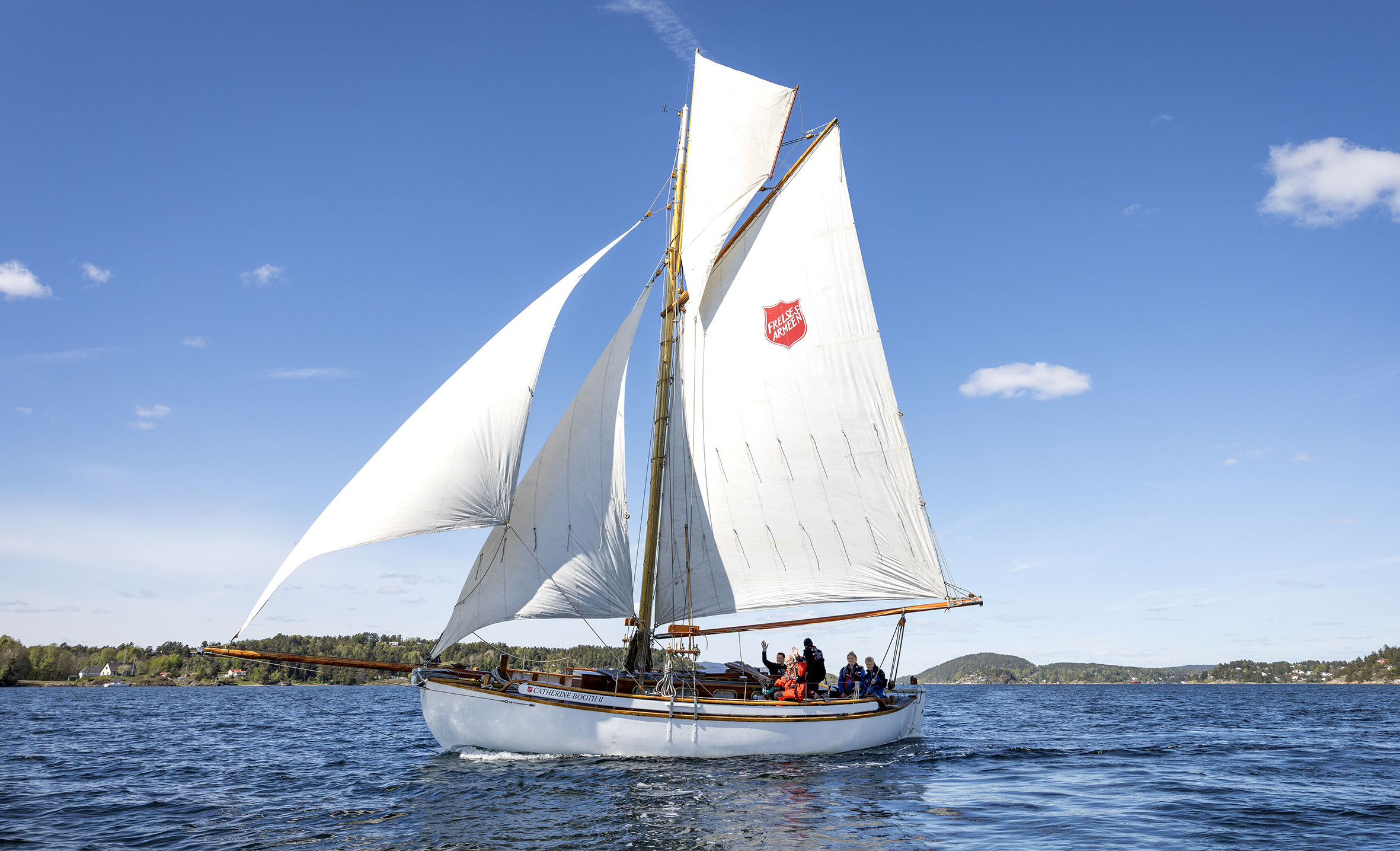 Foto: Seilbåten på sjøen med alle seil oppe.