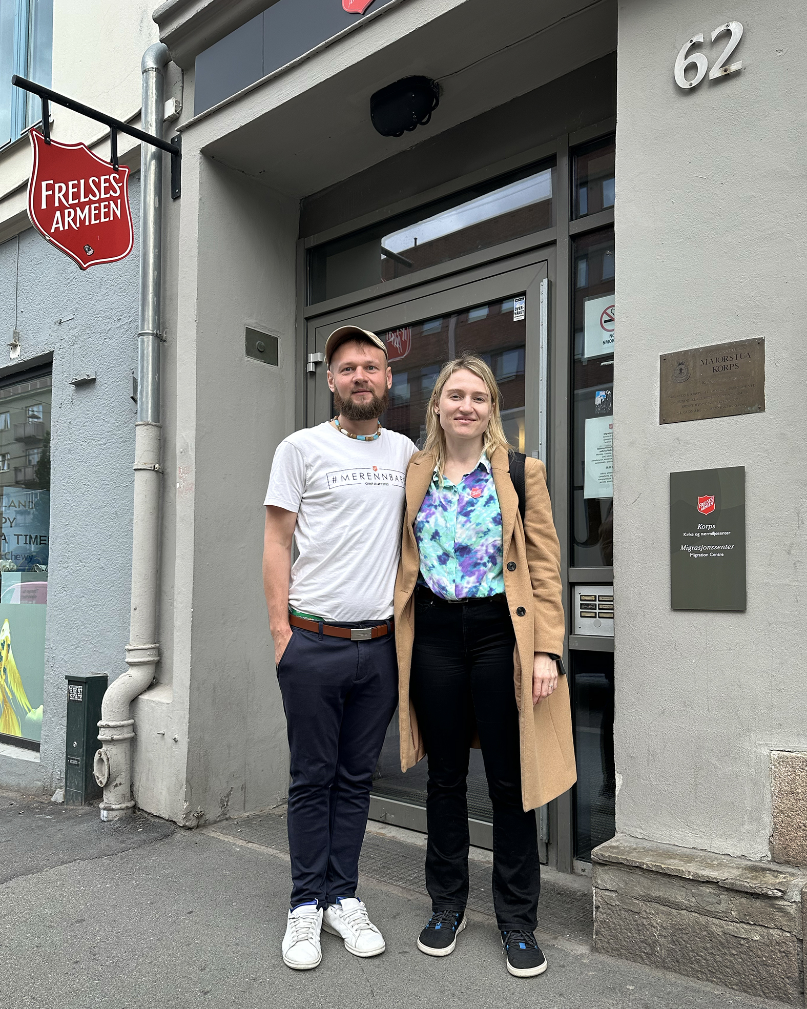 Foto: Kvinne og mann står utenfor en dør inn til Frelsesarmeens lokaler på Majorstua i Oslo.