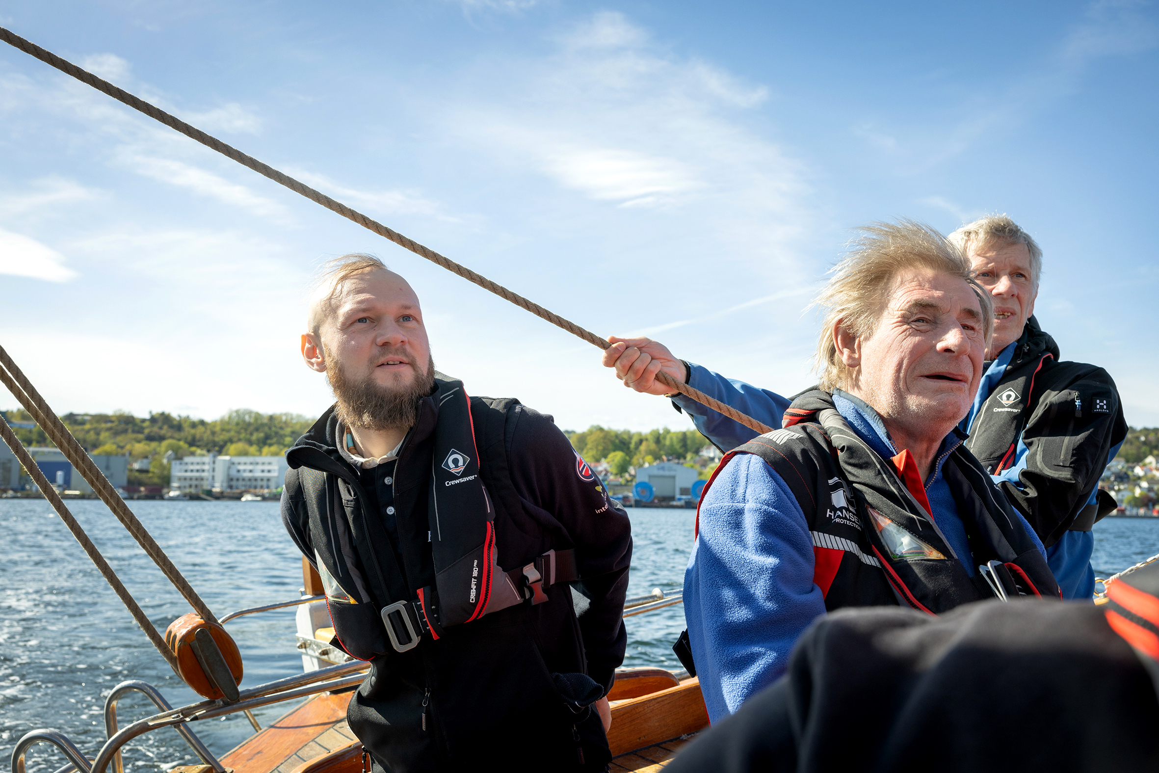 Foto: Tre menn i en båt.