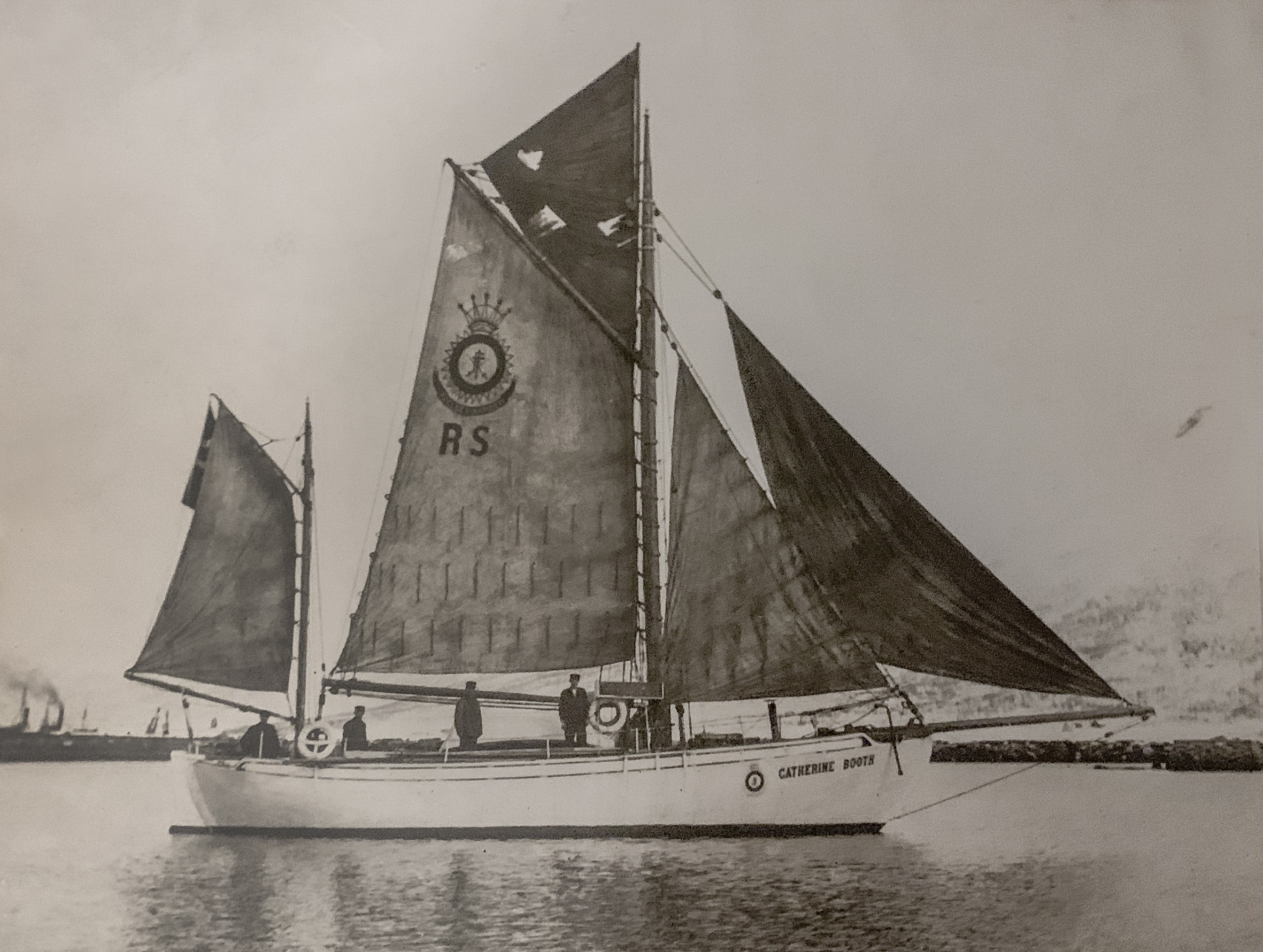 Foto: Gammelt svart-hvitt-bilde av en seilskute med alle seil oppe.