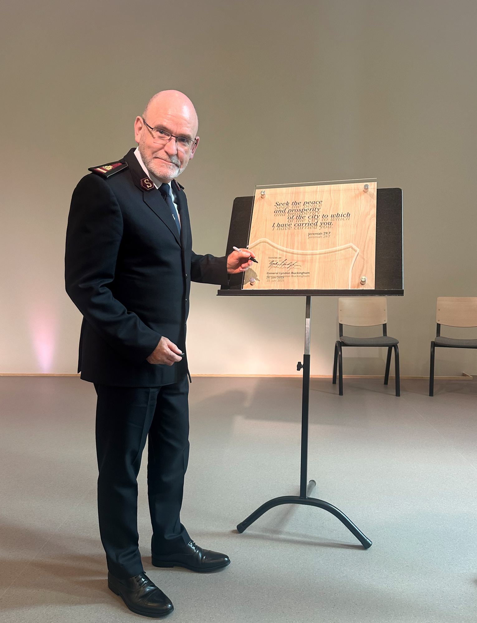 Foto: Mann i uniform har akkurat signert plaketten.