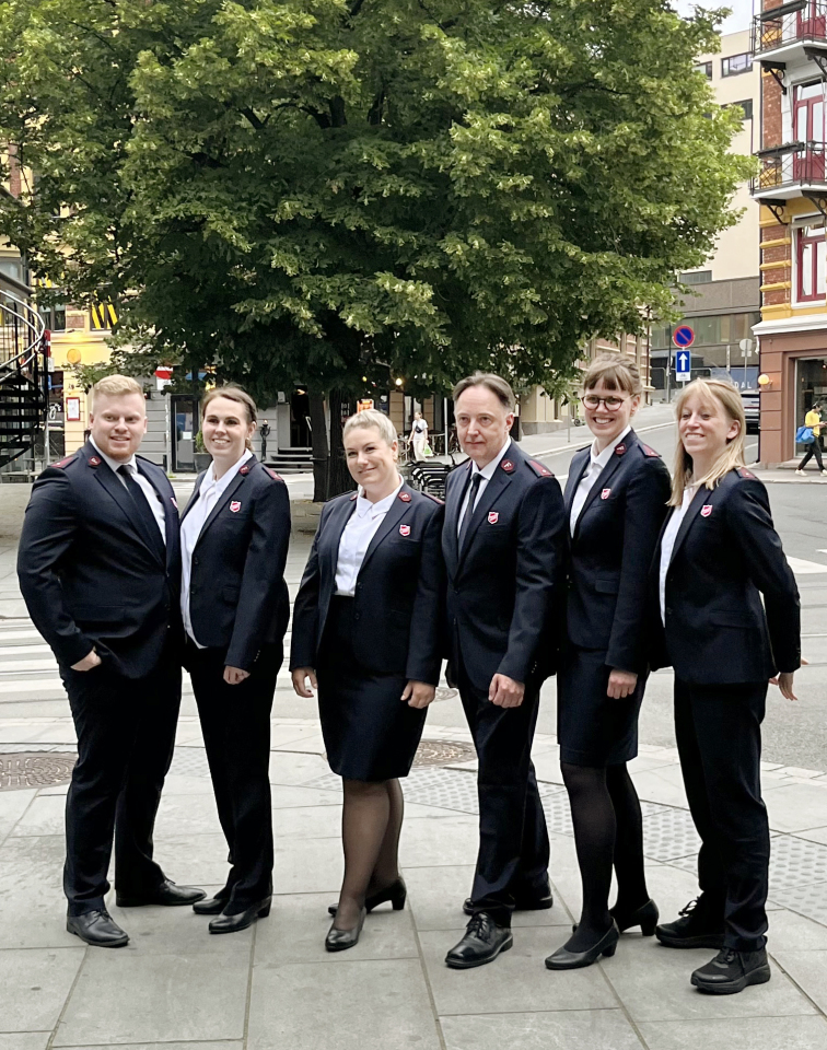 Foto: Seks personer i uniform fra Frelsesarmeen står på rekke ute i bybildet i Oslo.