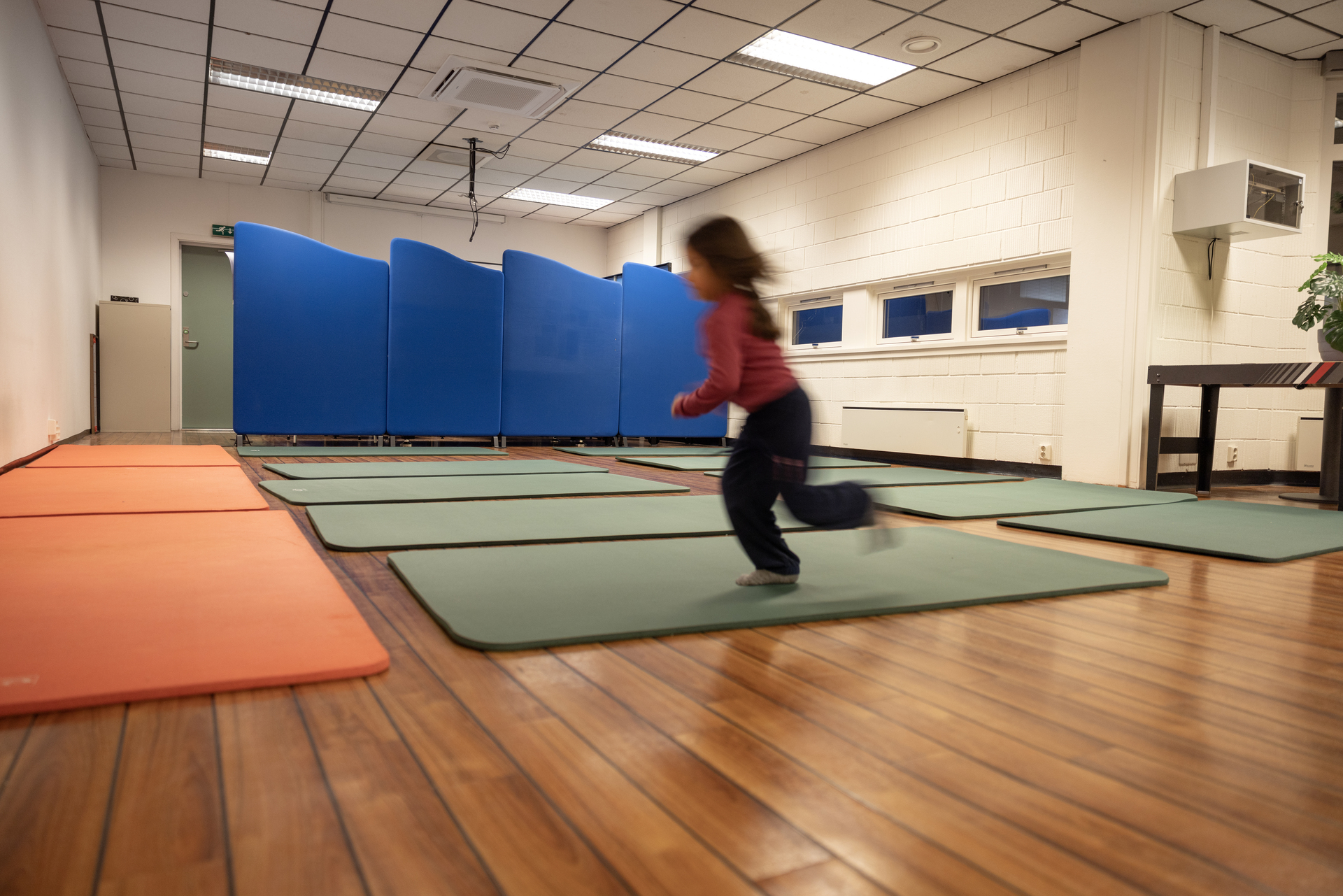 Foto: Det første bildet viser en liten jente som løper i en stor sal. Den neste viser samme jenta som leier en voksen dame fra Frelsesarmeen i hånden.