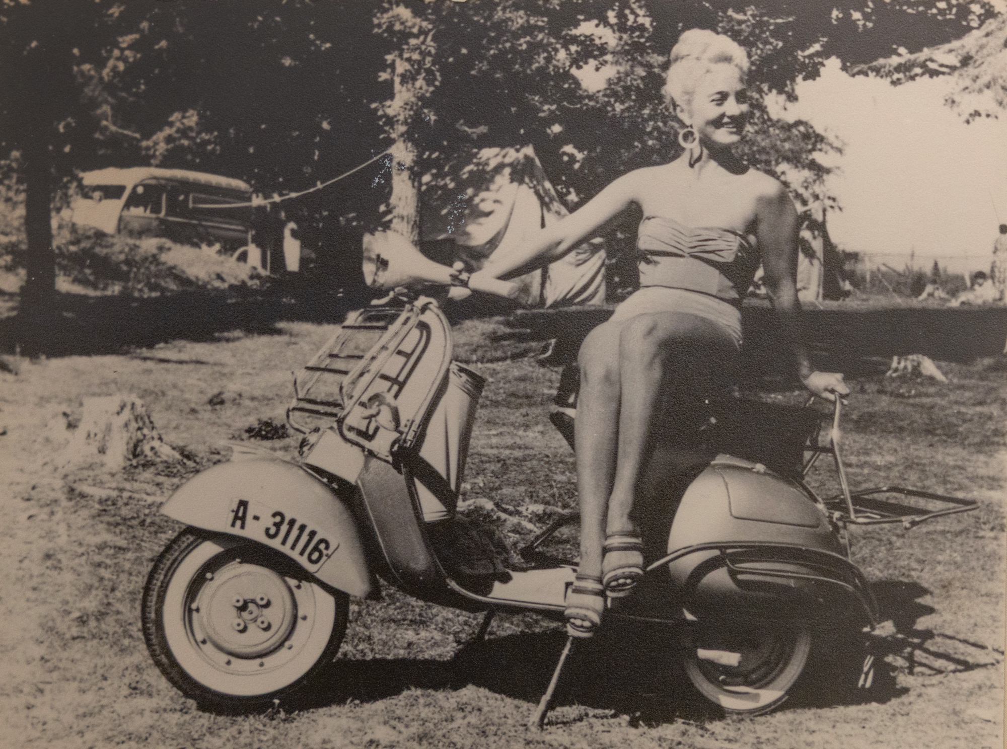 Foto: Gammelt bilde i svart-hvitt av en ung, kvinne på en moped i datidens bikini.