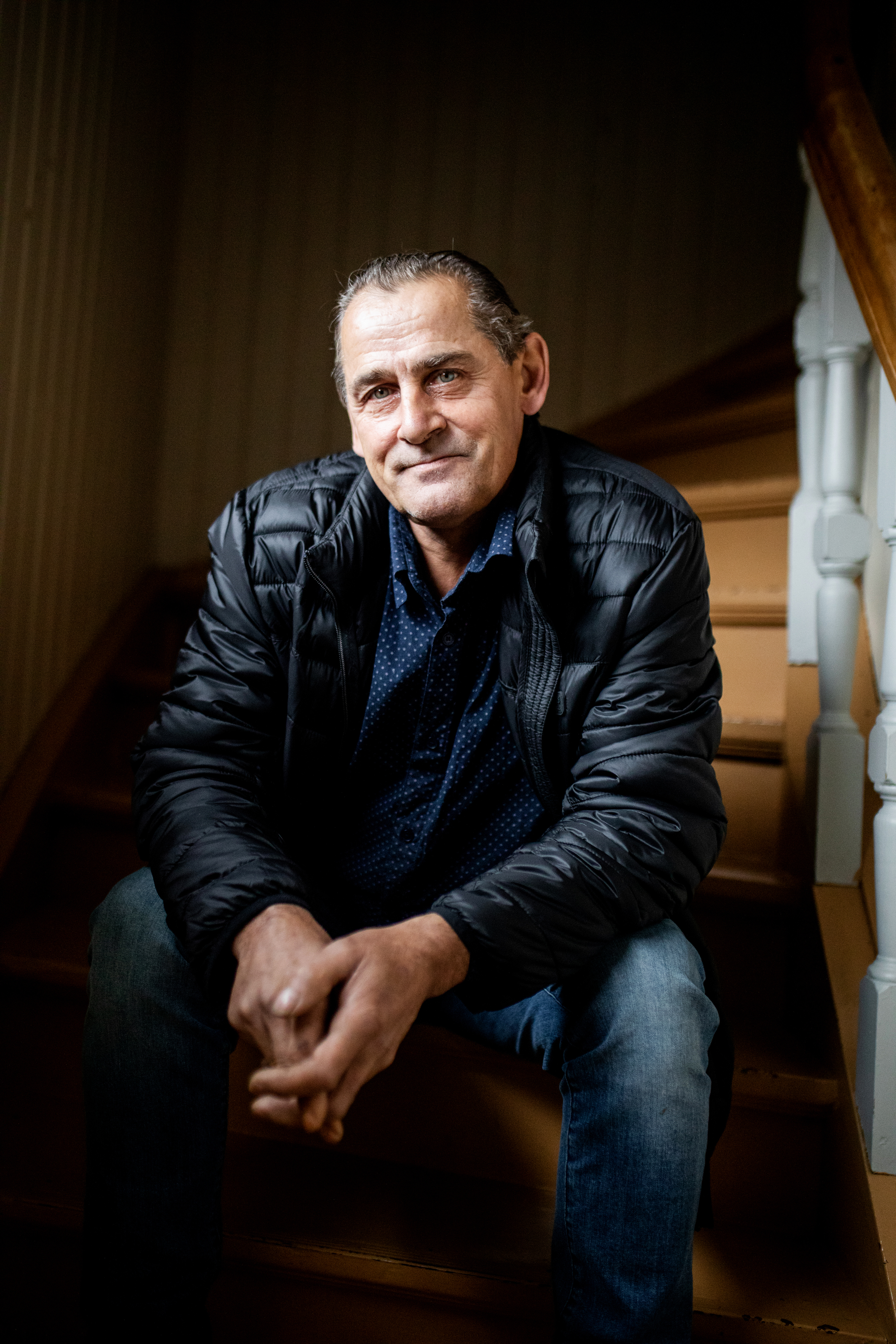 Mann i femtiåra kledd i skinnjakke ser rett i kamera.