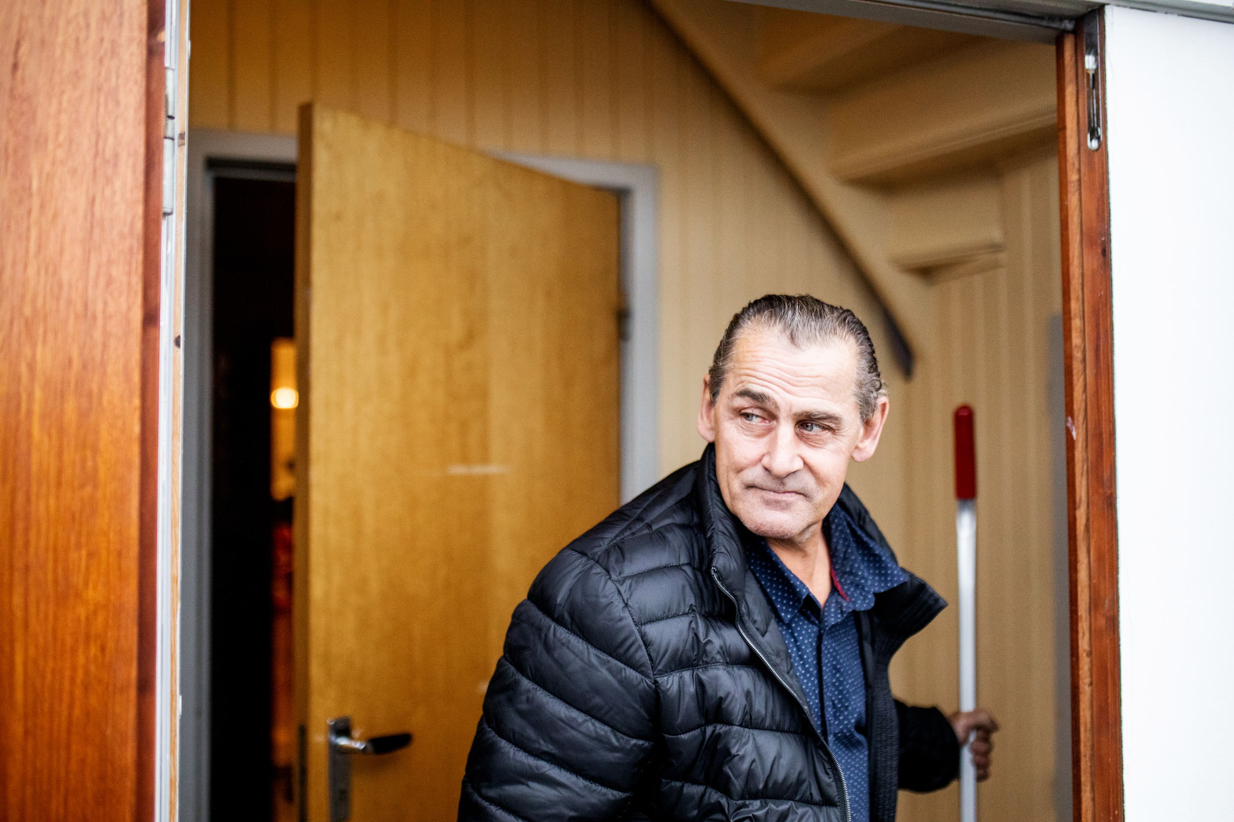 Vaktmesteren hos Frelsesarmeens korps på Elverum ser ut av en dør.