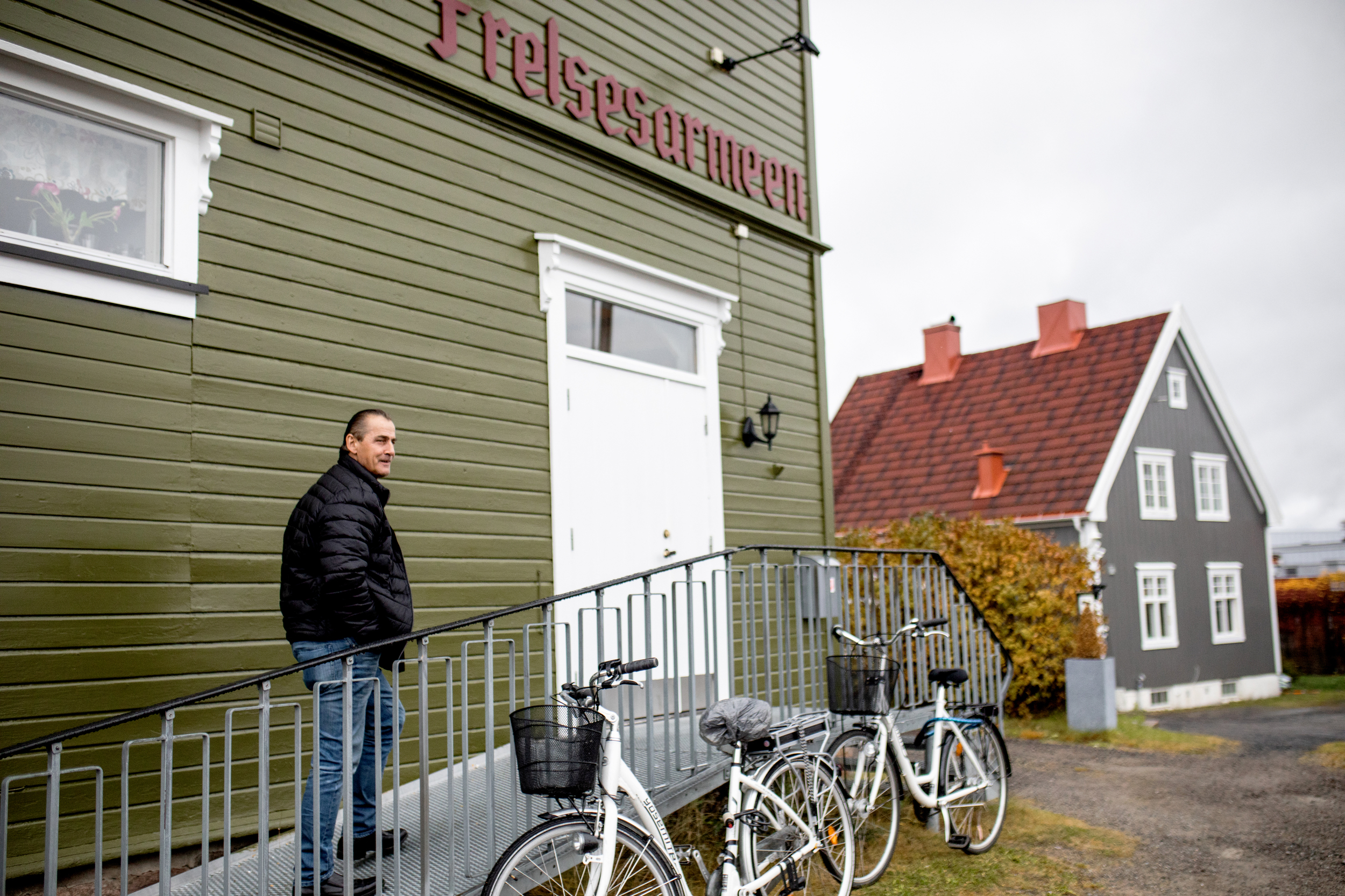 Mann er på vei inn i Frelsesarmeens grønnmalte trehus på Elverum.
