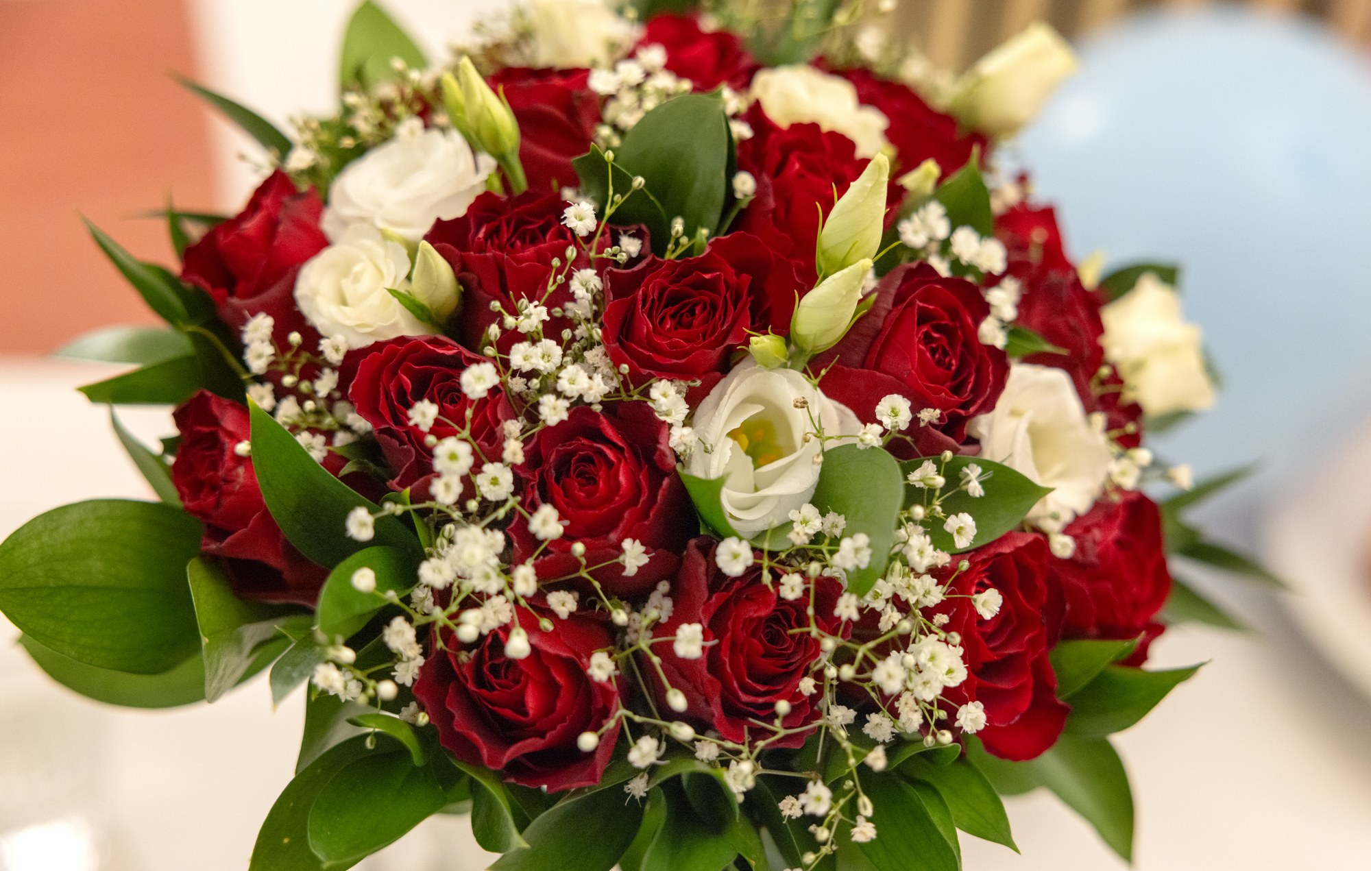 Foto: Blomsterbukett i rødt og hvitt.