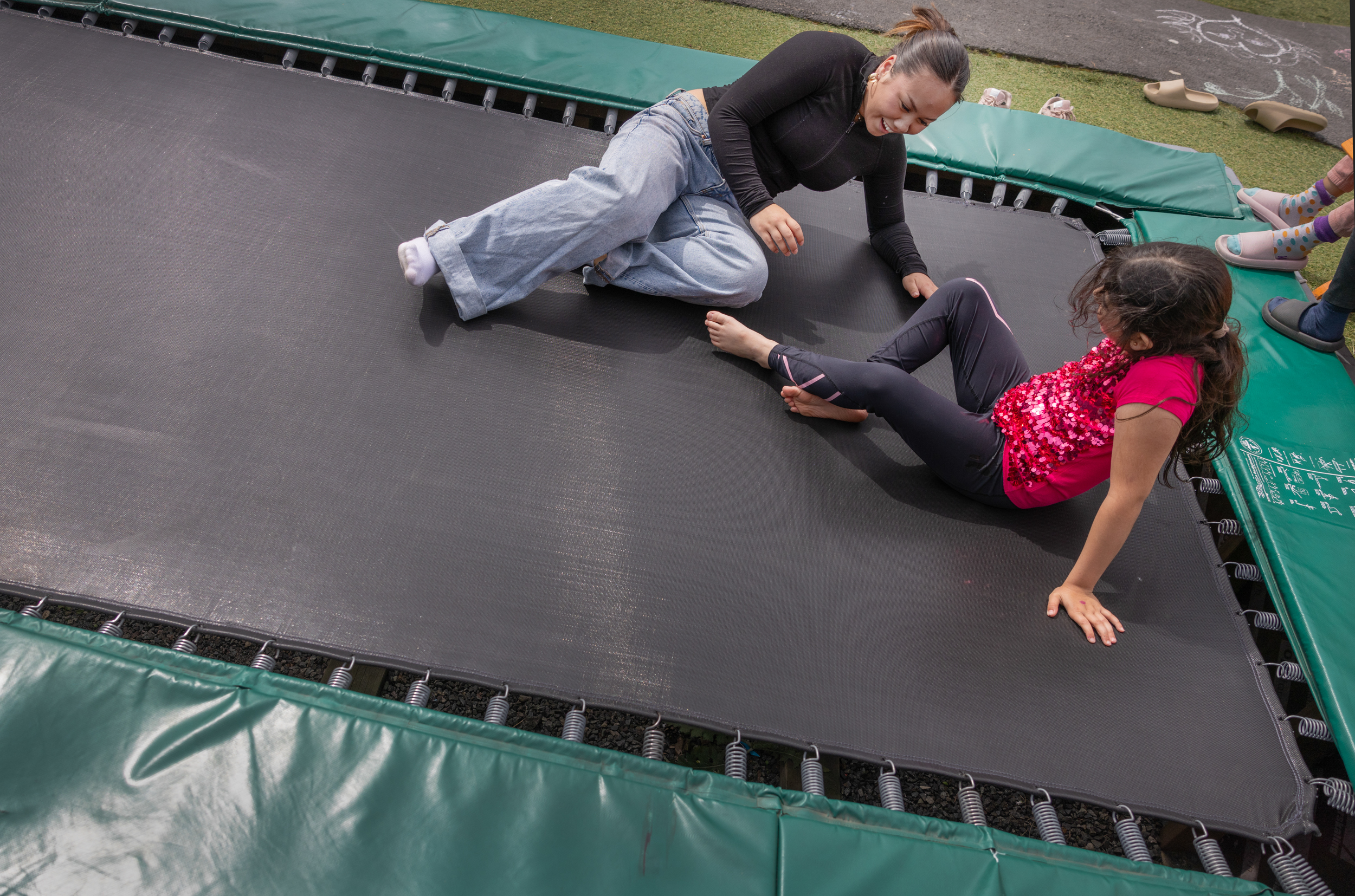 TETT PÅ: Mira Sivertsen Ngo synes det beste med oppholdet på Camp Lyngdal er hvor god kontakt hun får med alle familiene.