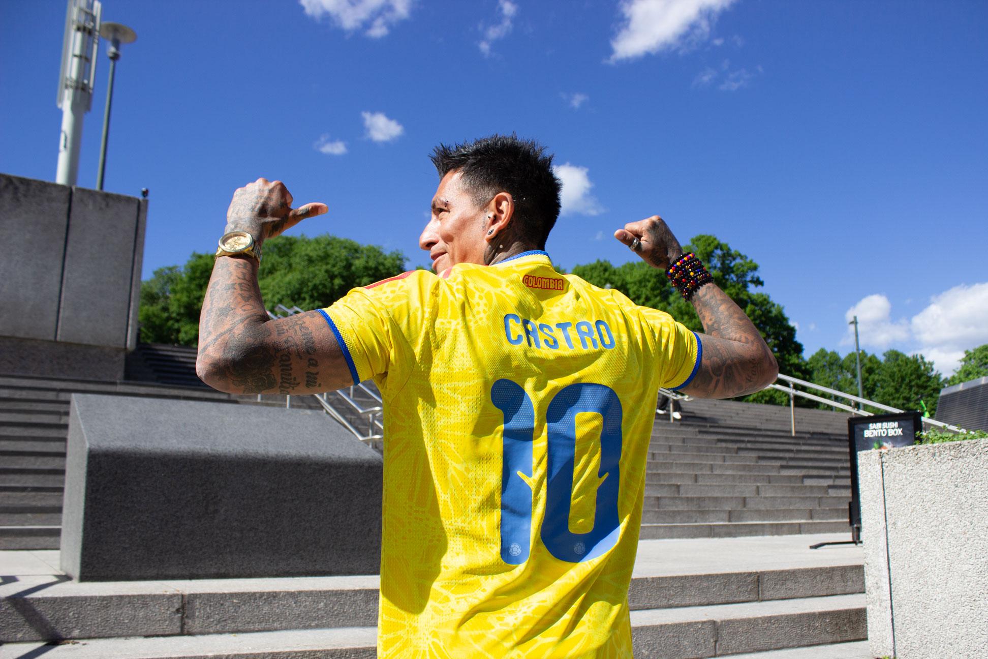 Foto: Mann i gul fotballdrakt står med ryggen til slik at vi ser det store blå tallet på ryggen.