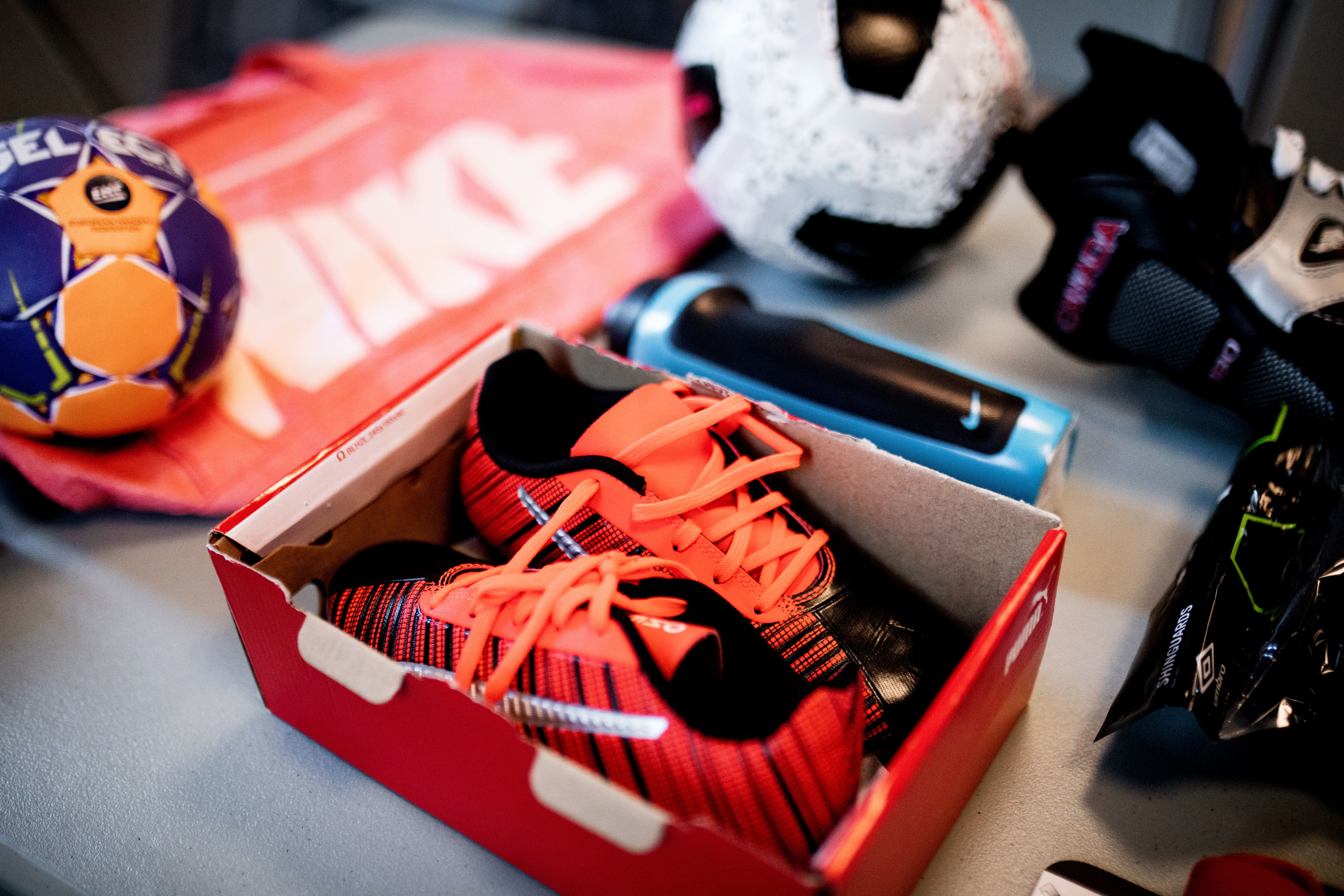 Gunnveig Drøpping Jara og Lill Torunn Løwe i Frelsesarmeen i Drammen har ved inngangsdøren til Omsorgssenteret.