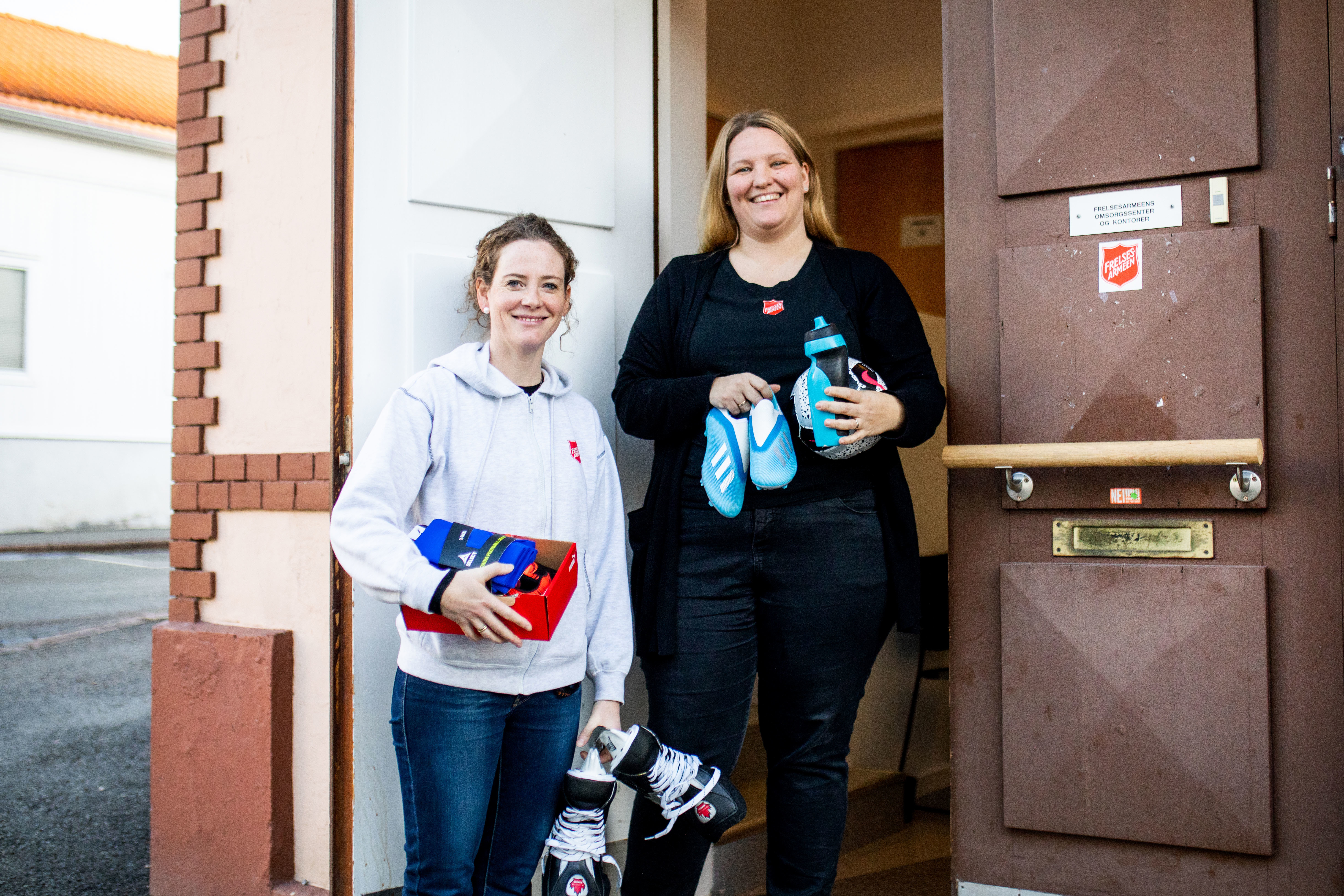 Gunnveig Drøpping Jara og Lill Torunn Løwe i Frelsesarmeen i Drammen har ved inngangsdøren til Omsorgssenteret.