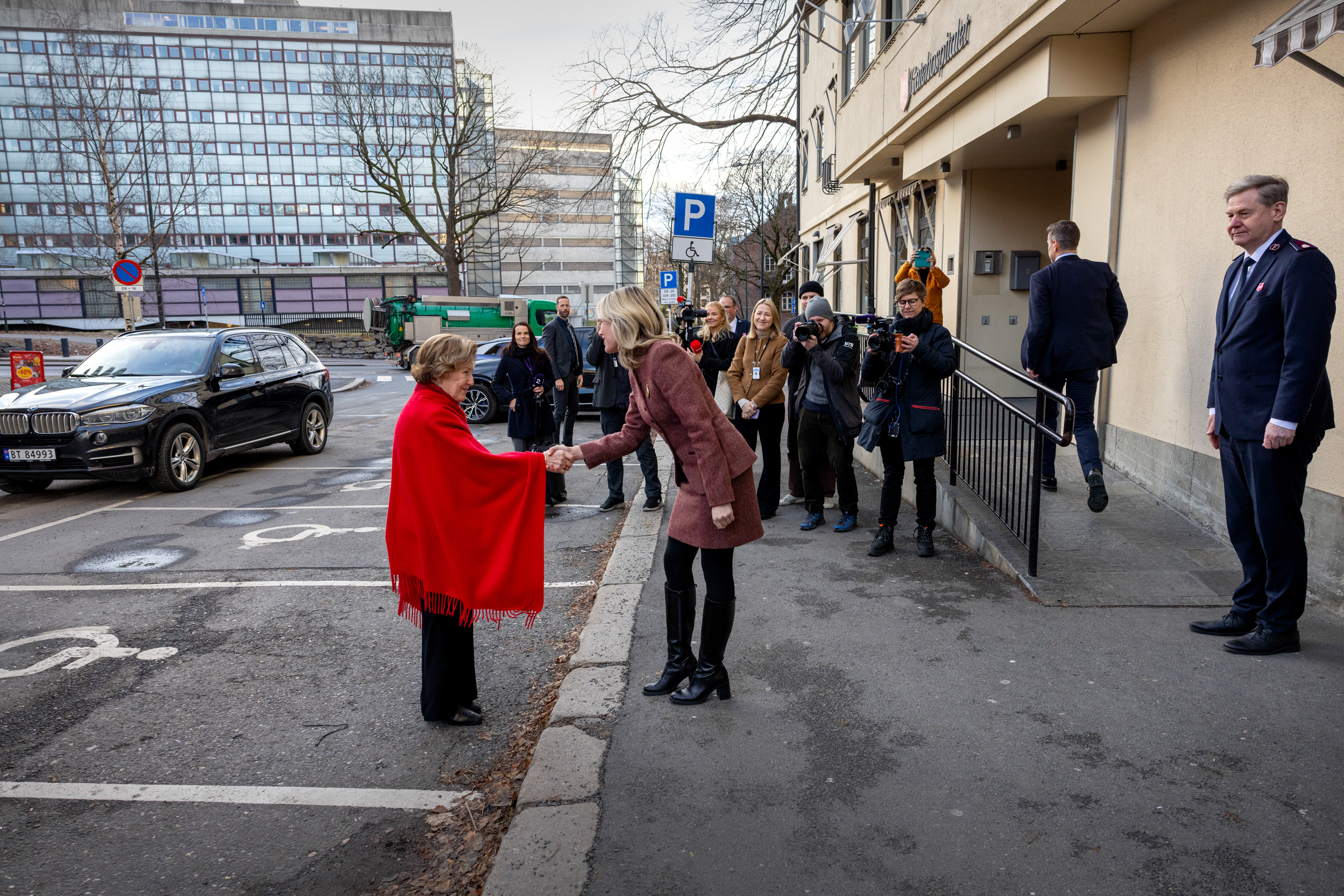 Foto: Ordføreren hilser på Dronningen utenfor på gata.