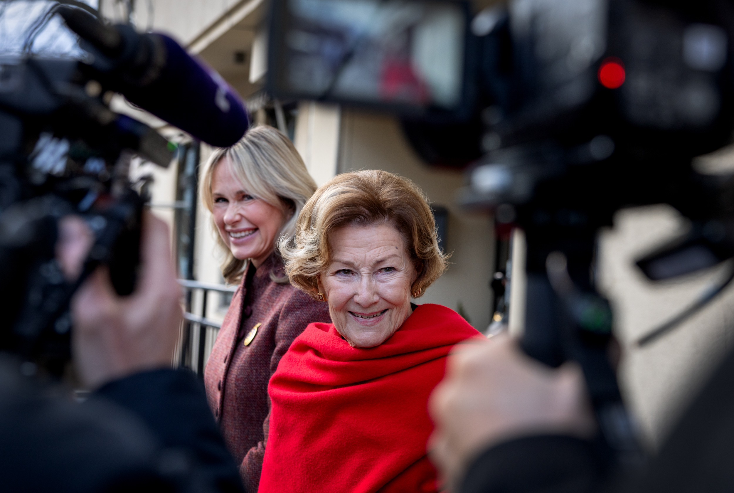 Foto: Dronningen og ordføreren ses gjennom en ramme av TV-kameraer og vanlige kameraer.