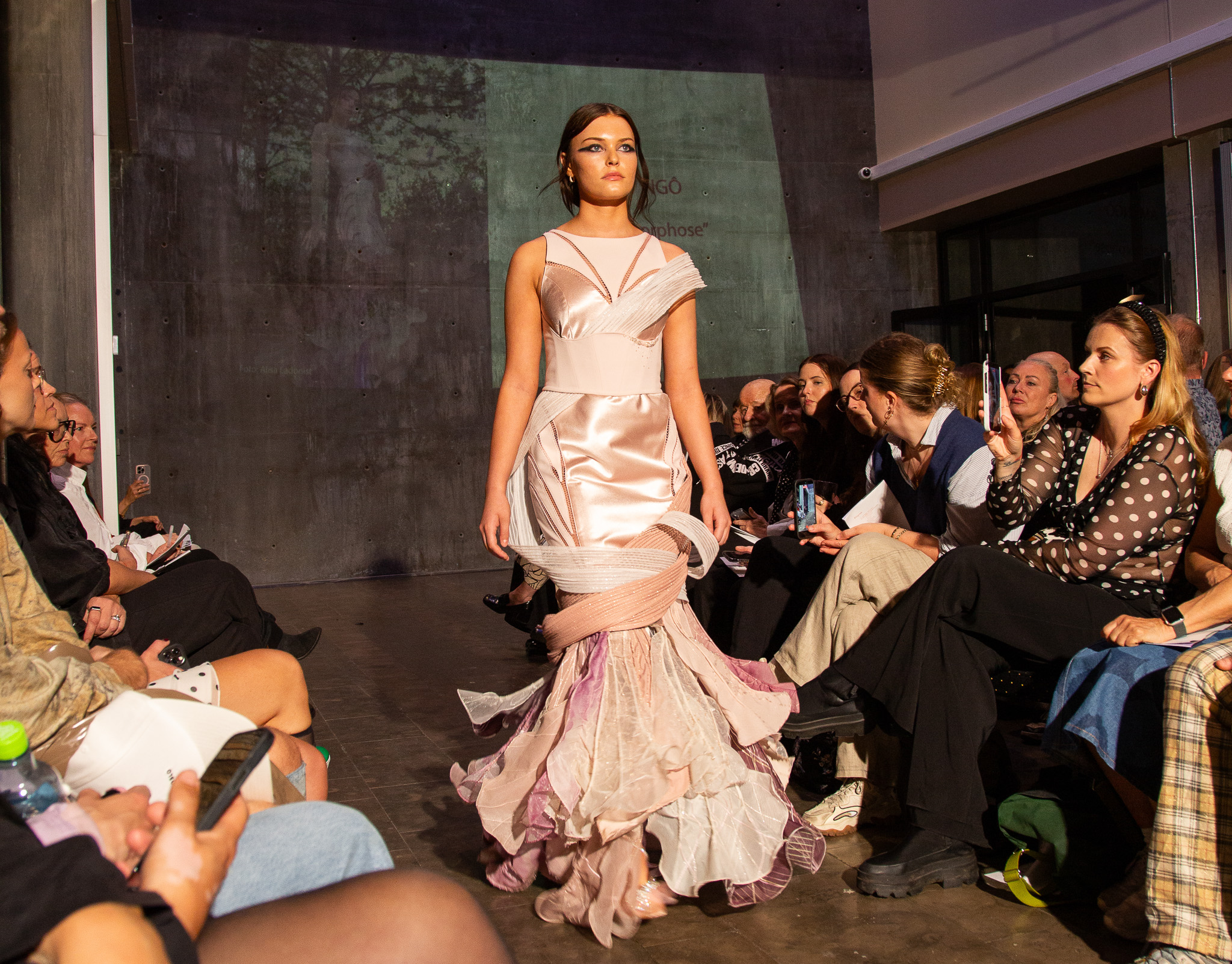 Modeller går på catwalk foran hundrevis av tilskuere