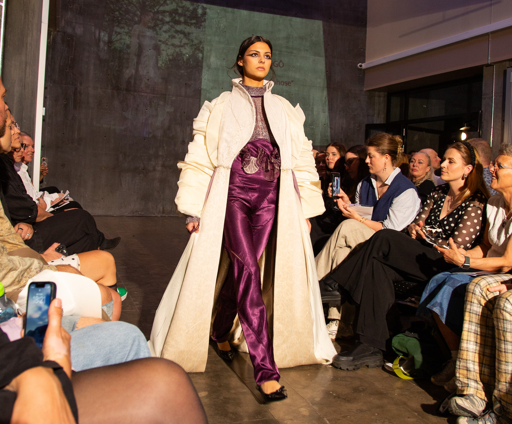 Modeller går på catwalk foran hundrevis av tilskuere