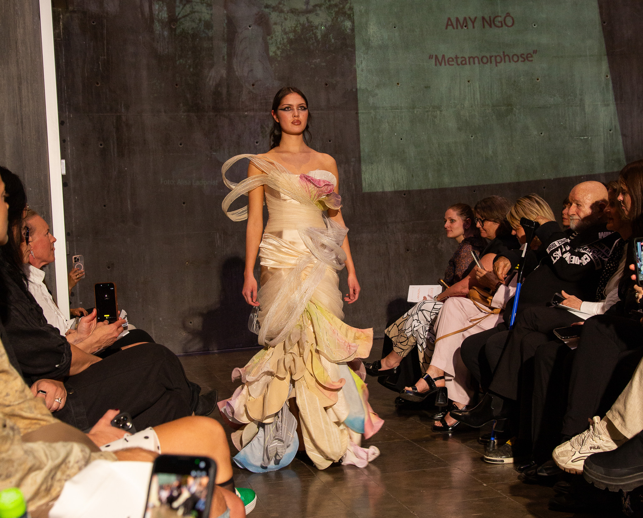 Modeller går på catwalk foran hundrevis av tilskuere