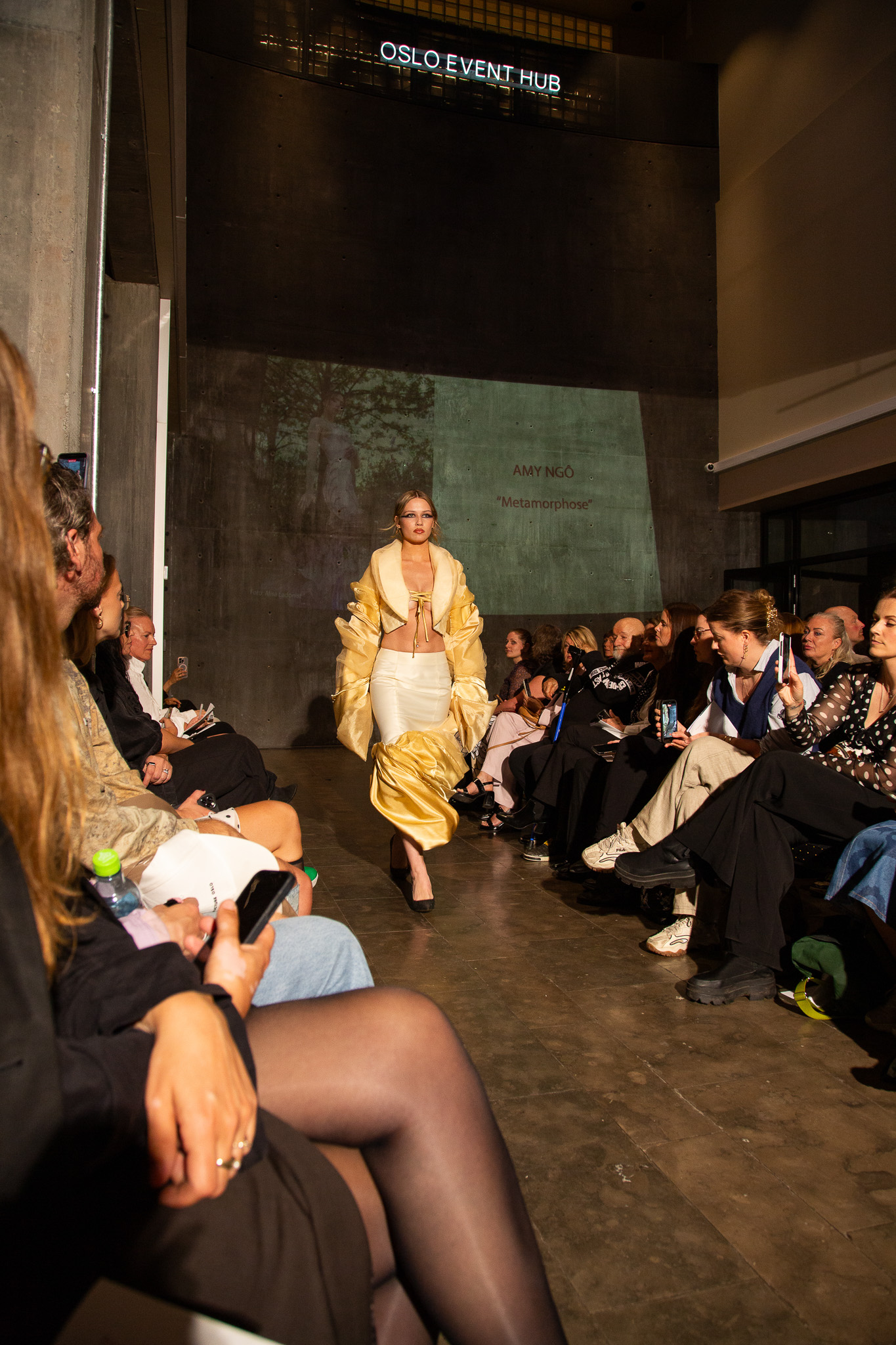 Modeller går på catwalk foran hundrevis av tilskuere
