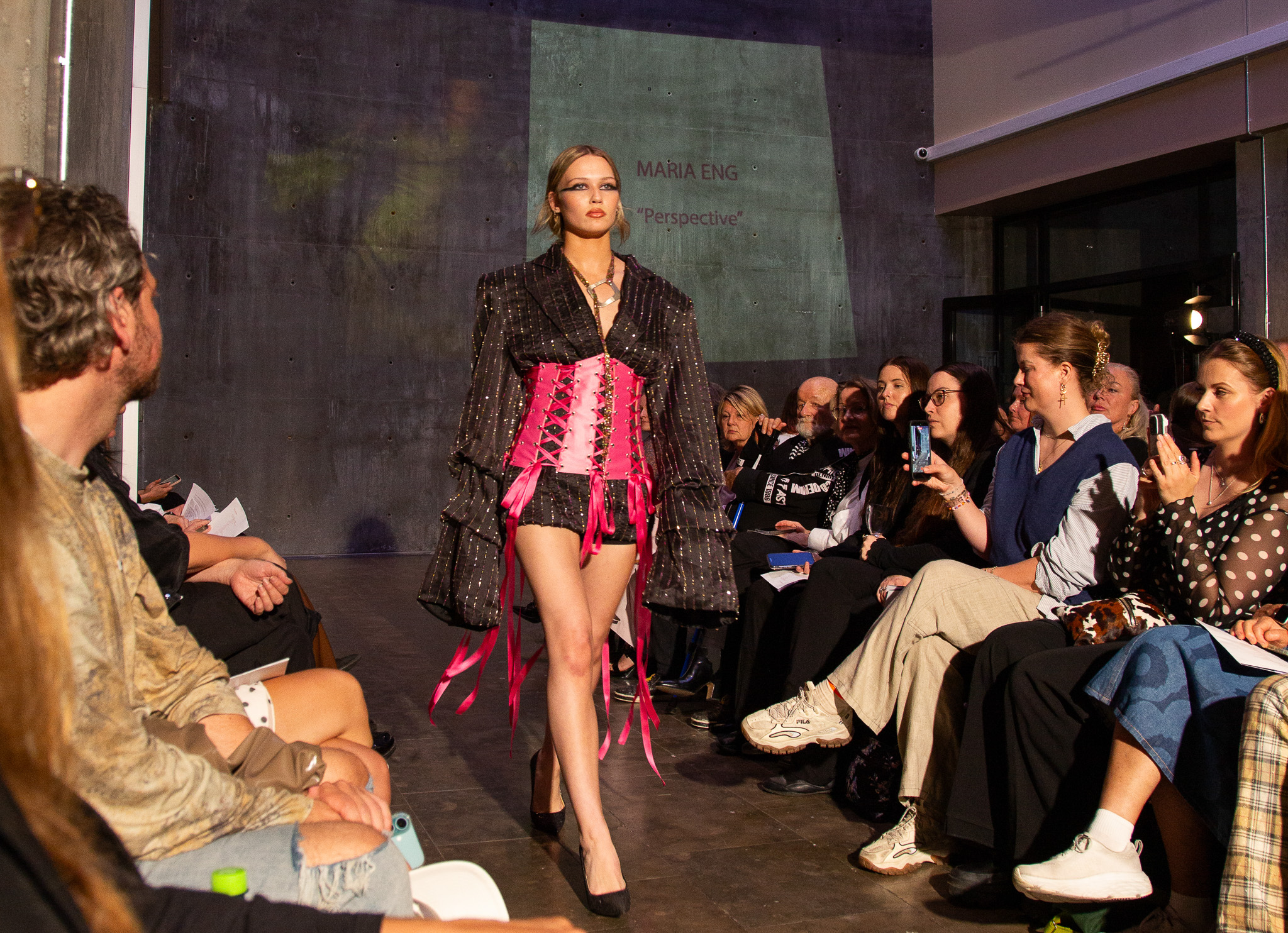 Modeller går på catwalk foran hundrevis av tilskuere
