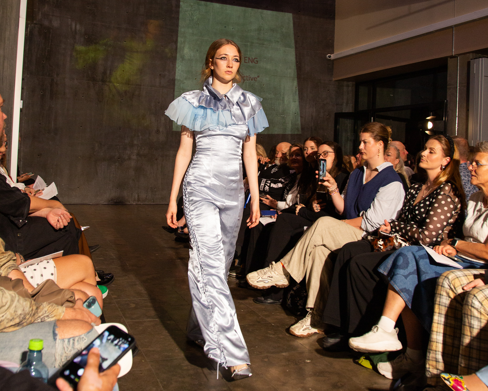Modeller går på catwalk foran hundrevis av tilskuere
