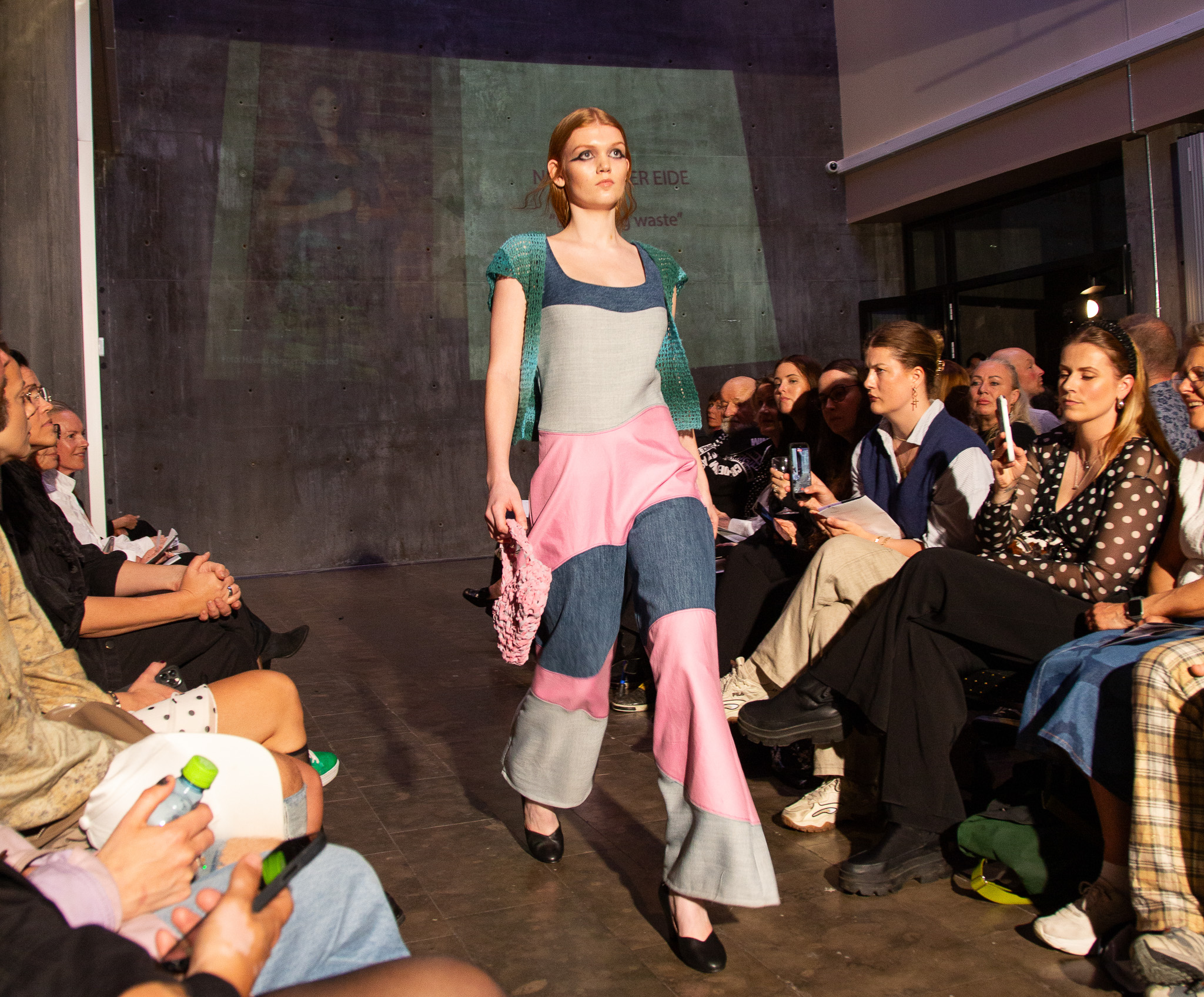 Modeller går på catwalk foran hundrevis av tilskuere