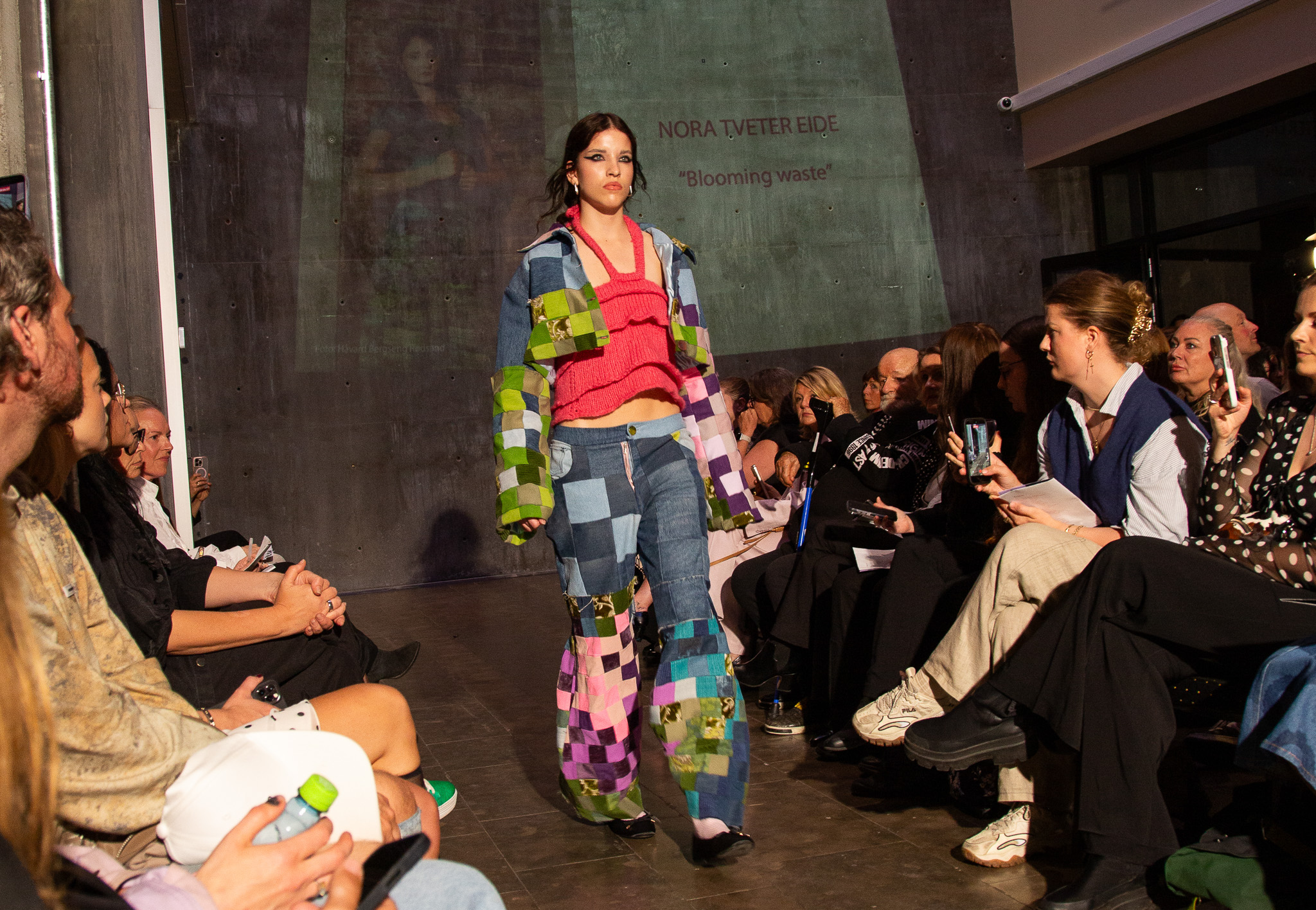 Modeller går på catwalk foran hundrevis av tilskuere