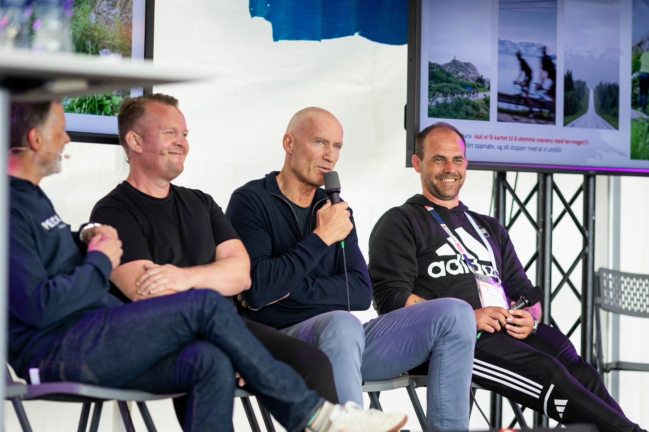 Seminaret Mer enn bare fotball: På bildet er  tidligere landslagspiller Erik Thorstvedt (nr tre f.v) til keeper på det internasjonale reservelaget Helge Dahlberg (t.h). Sammen med Jan Aasmann Størksen, leder av Frelsesarmeens etterverntilbud Pedalkraft, og Thomas Solgård Svendsen, forsker ved Regionalt kompetansesenter for rusmiddelforskning i Helse Vest (KORFOR).