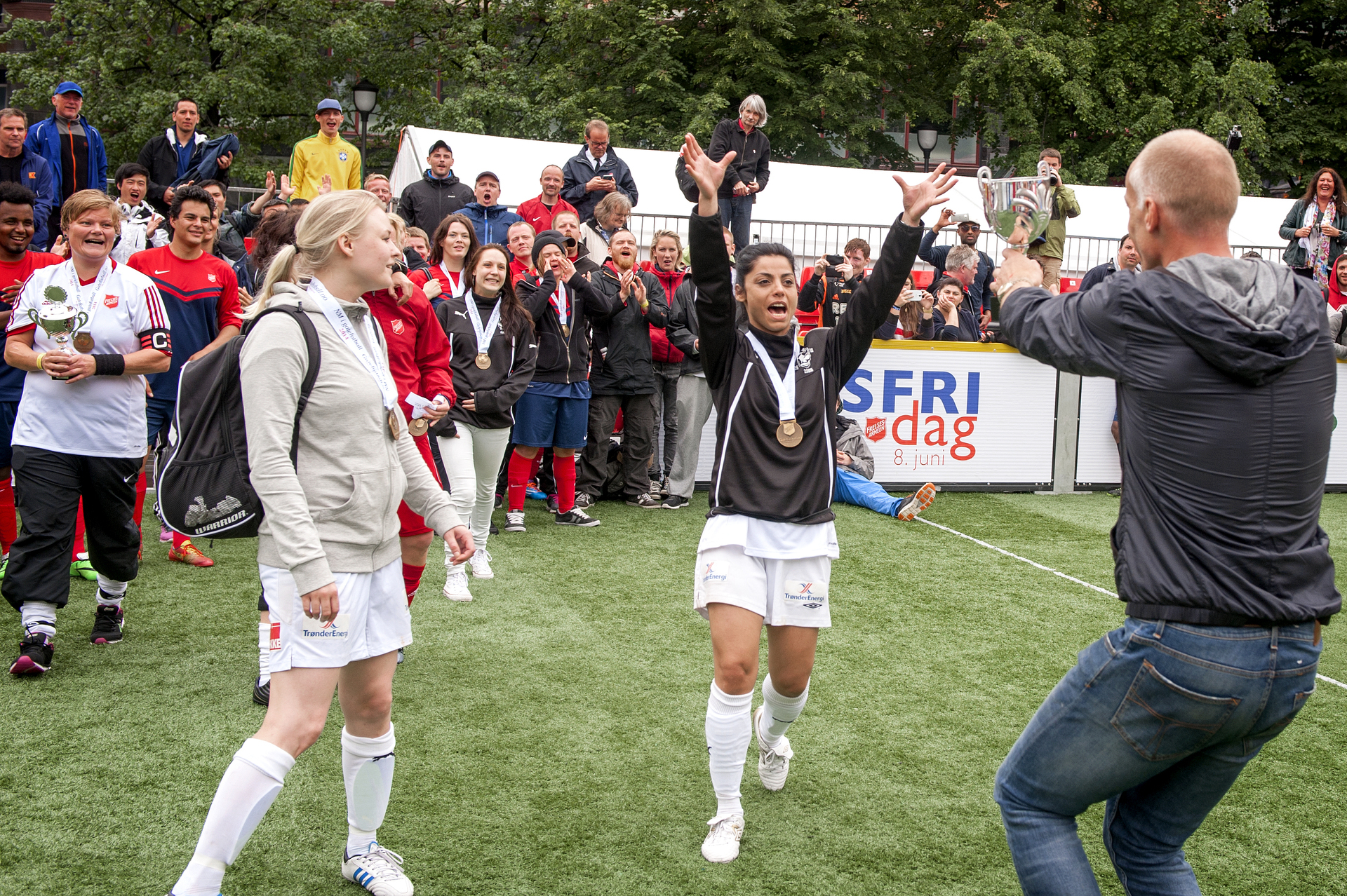Oslo 27 05 2014 NM i gatefotball pa Youngstorget i Oslo Arrangor Frelsesarmeen Bildet FA Bergen Hveita gikk av med seieren for kvinner Her mottar de pokalen av Erik Thorstvedt FRL 04836