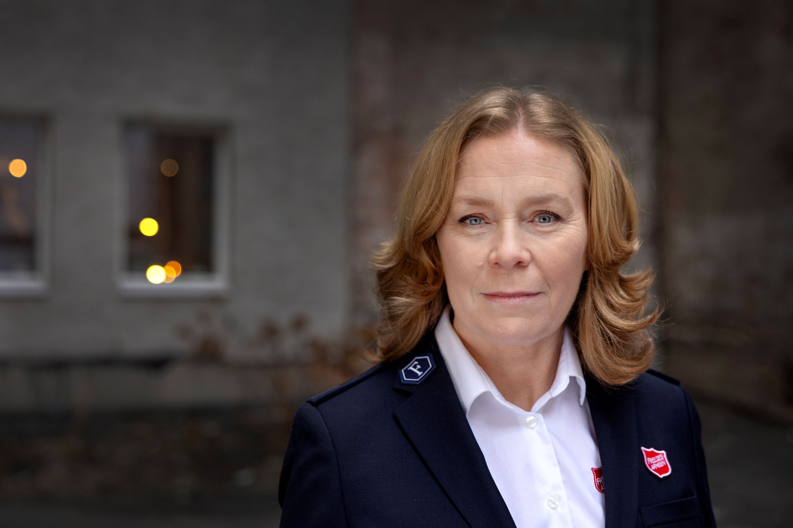 Foto: Dame med gyllent, halvlangt hår i uniform fra Frelsesarmeen.